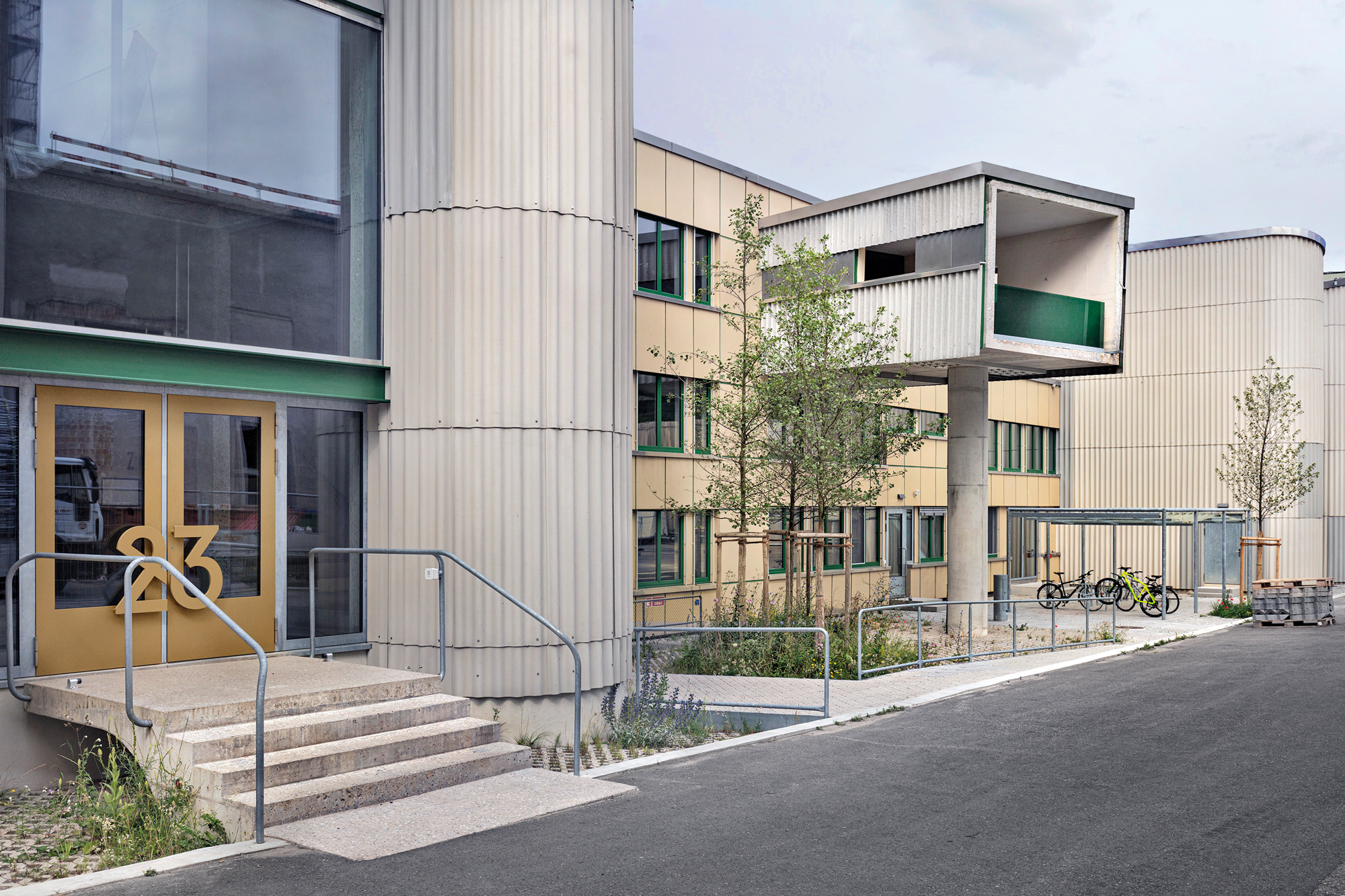 On the entrance side of the spinning factory, large glazed surfaces and new doors indicate the new function. The service bridge, previously the connection between the halls and the adjacent old building, was severed.