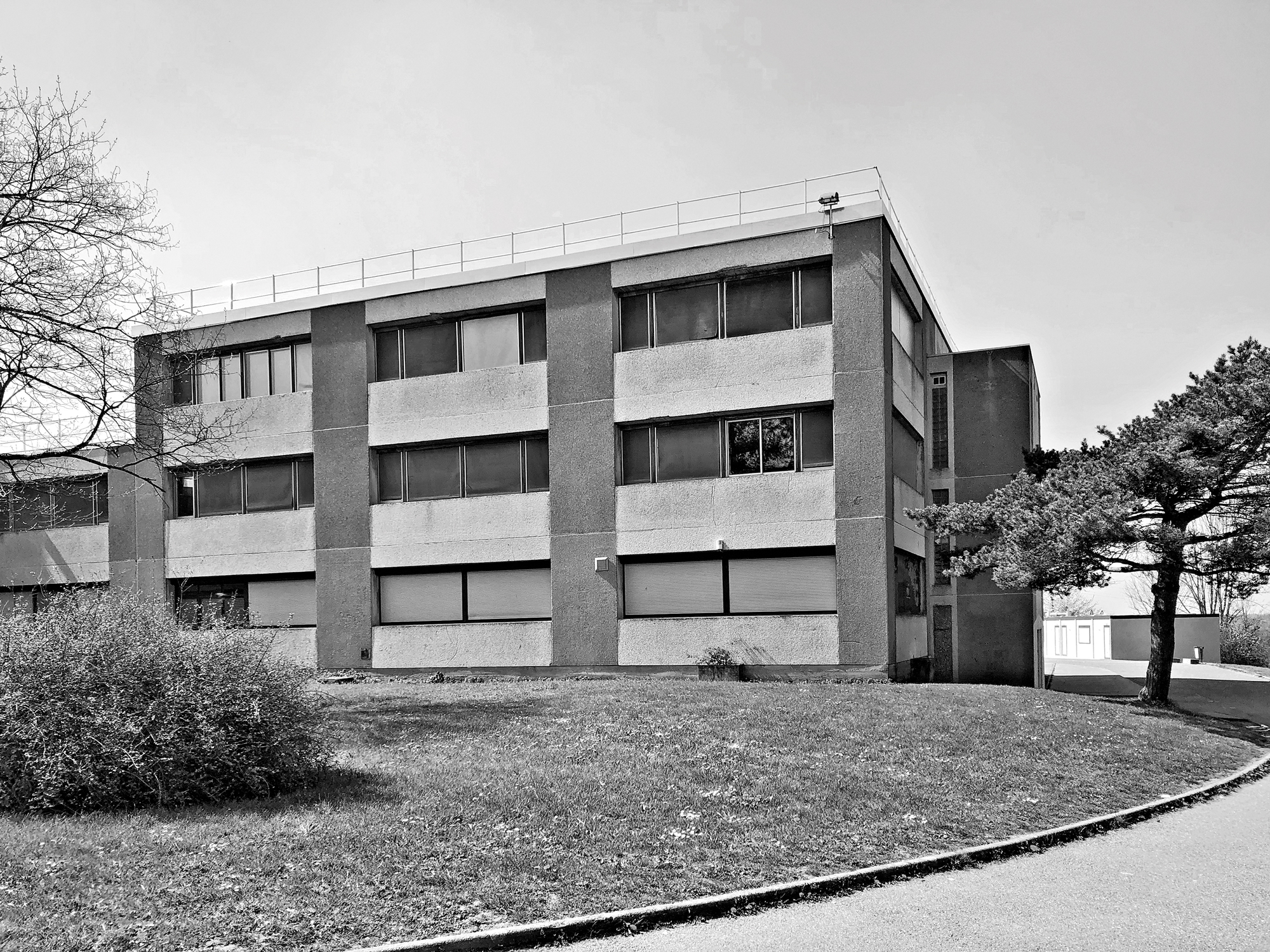 Die 1974 errichtete Schule besteht aus einem elementierten System aus Betondecken, -stützen und -trägern. Im Zuge der Sanierung erhielt sie eine neue Außenverkleidung aus Aluminium-Stehfalzblechen.