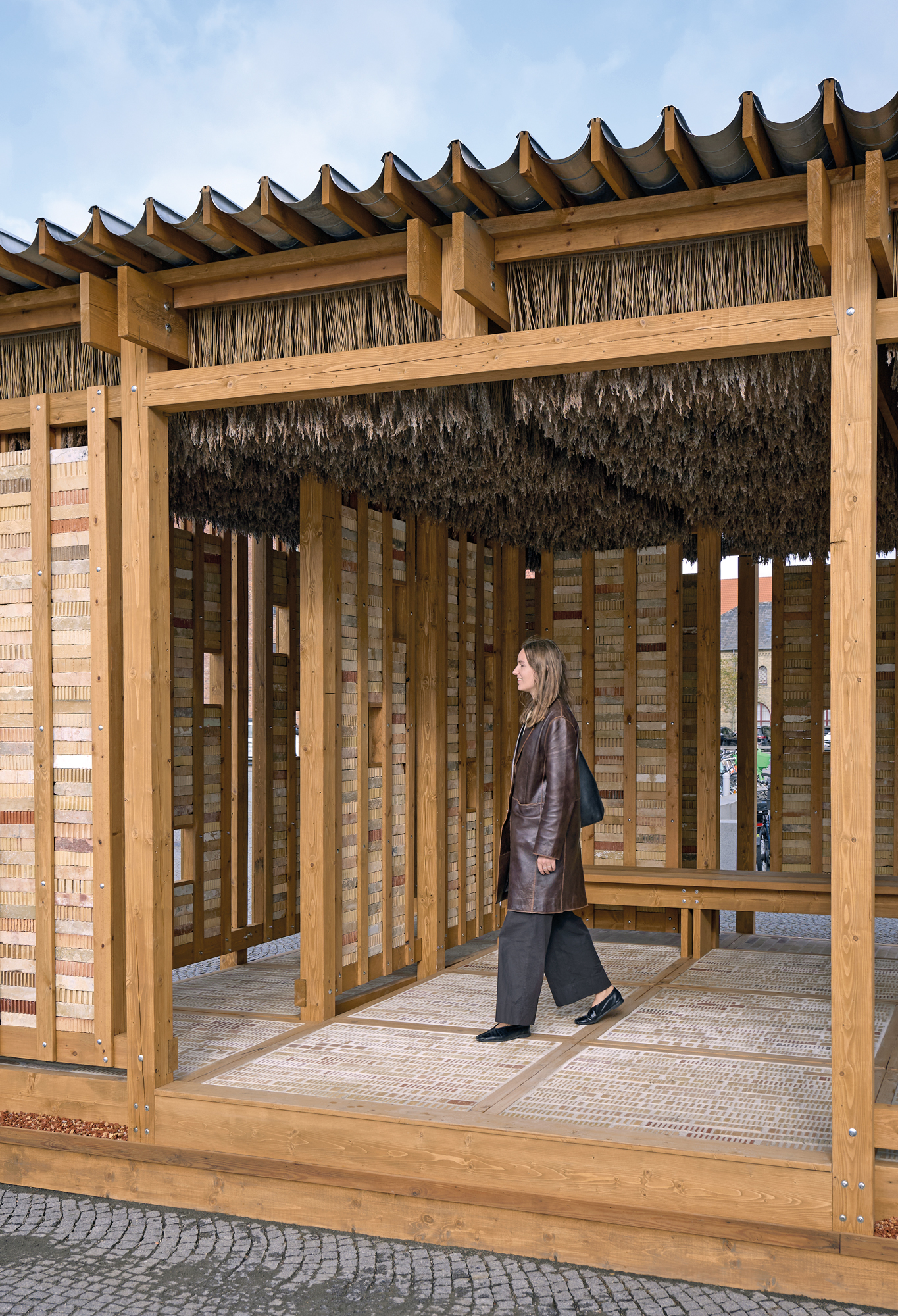 Der Pavillon Inside Out, Downside Up von Thelma Slaatto und Cecilie Morsbøl stellt die Verwendung traditioneller Materialien buchstäblich auf den Kopf.