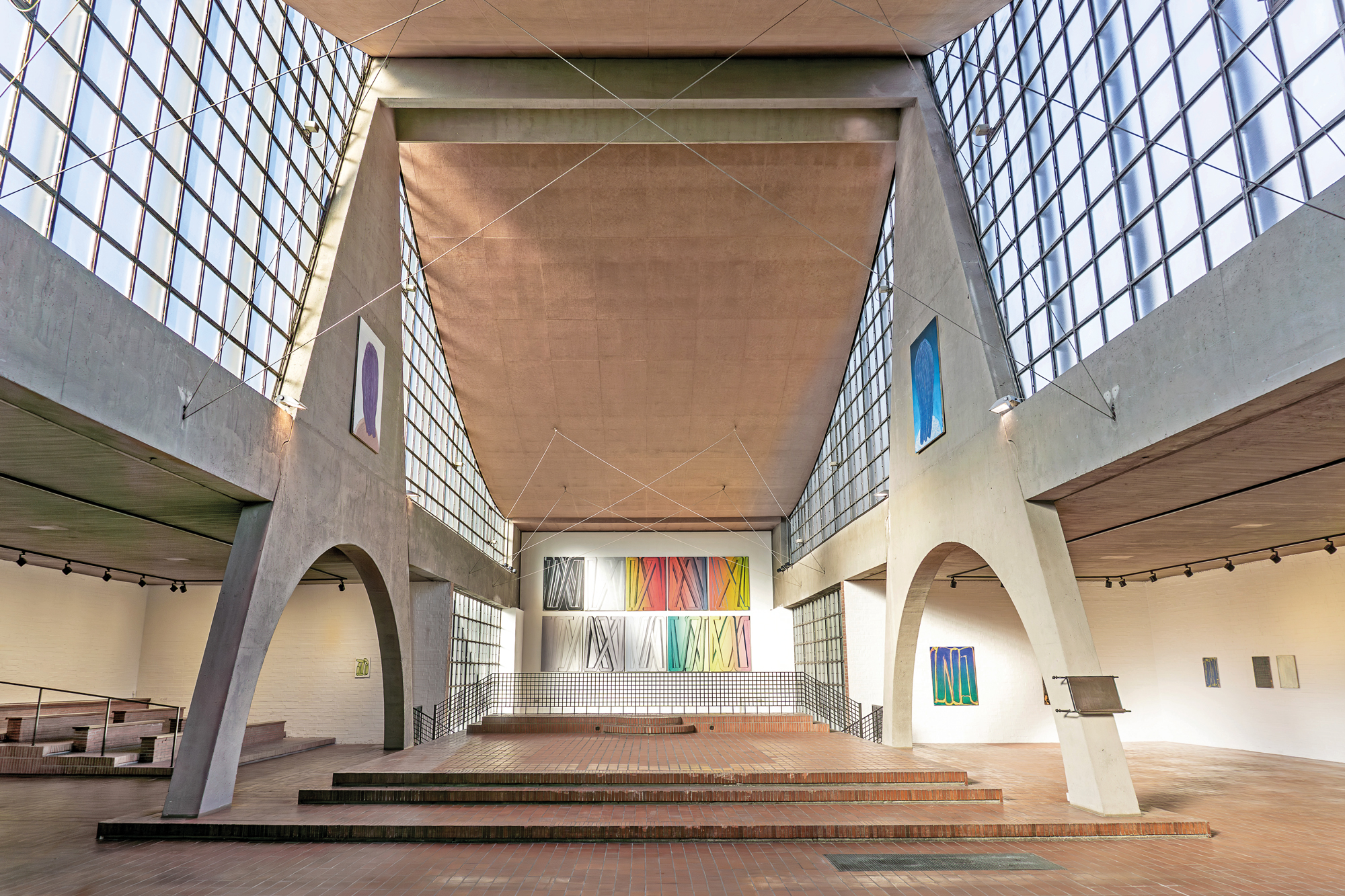 In Essen transformierten Claudia Dahm und Felix Hemmers die katholische Kirche Heilig Geist von Dominikus und Gottfried Böhm in einen Kunstraum – hier bei einer Ausstellung von Robert Janitz.