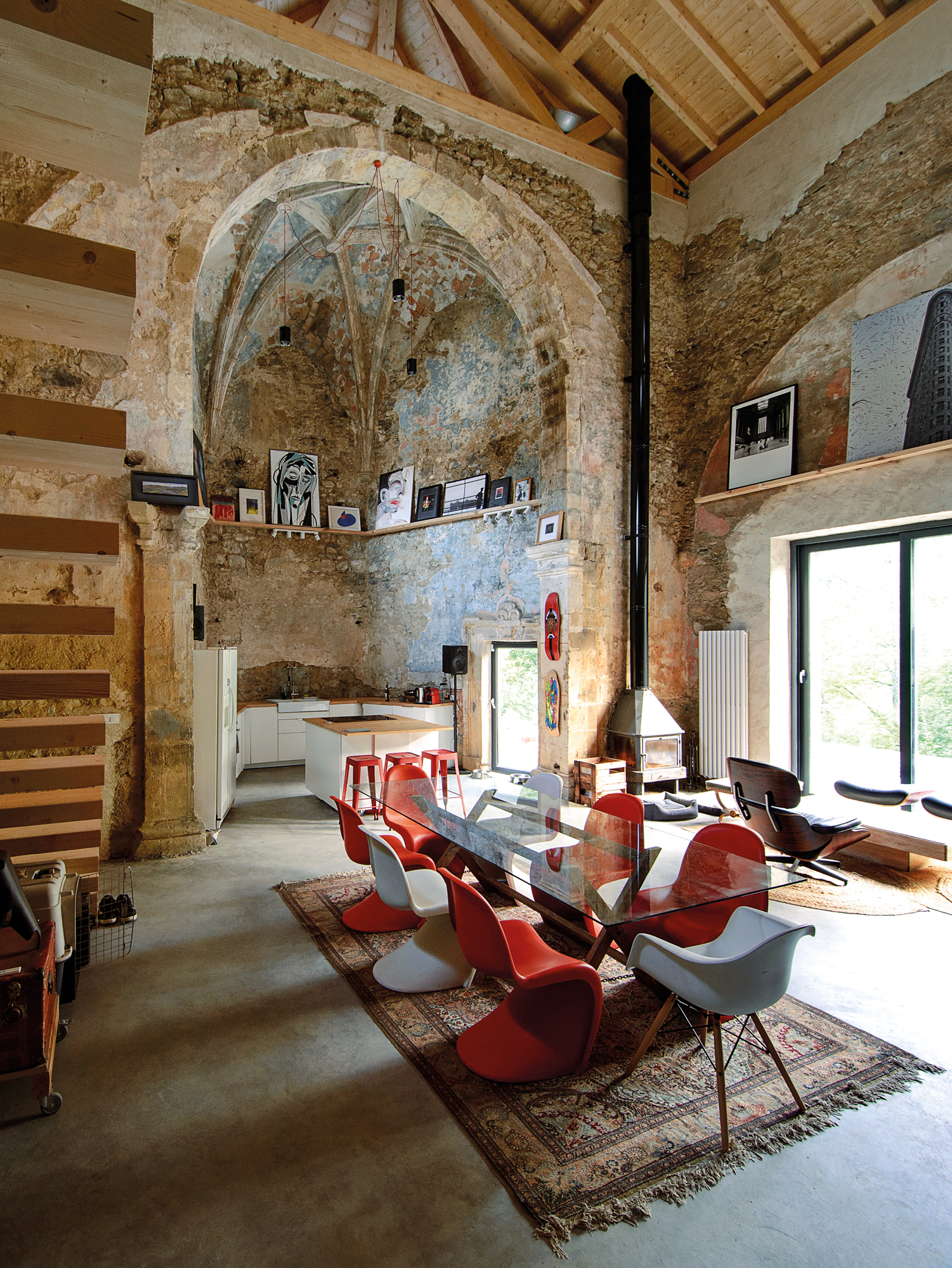 In der Gemeinde Sopuerta im Norden Spaniens verwandelten Garmendia Cordero Arquitectos die Ruine einer Renaissancekirche in ein modernes Zuhause.