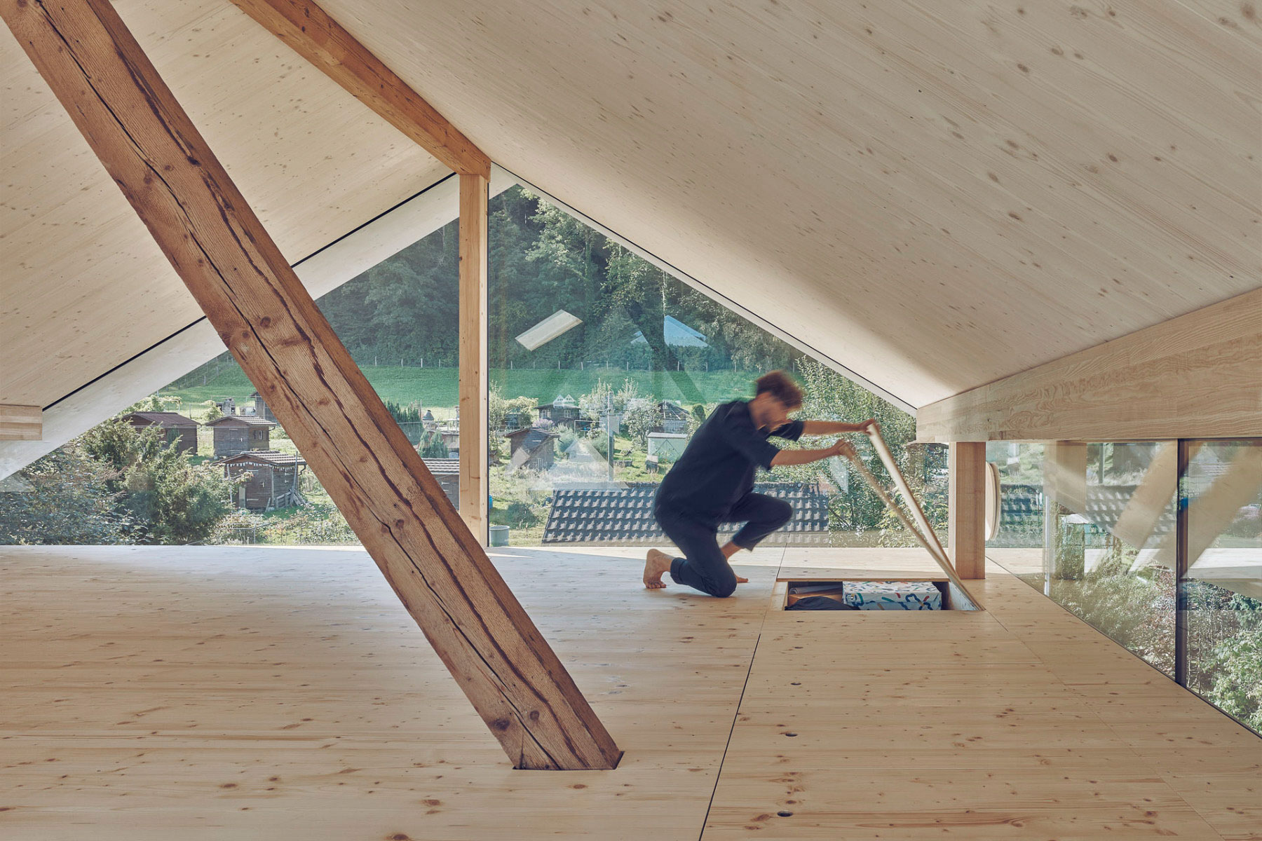 Ein Einfamilienhaus in Winterthur überzeugt durch eine transparente Dachaufstockung, die der Familie einen flexiblen Rückzugsort bietet.