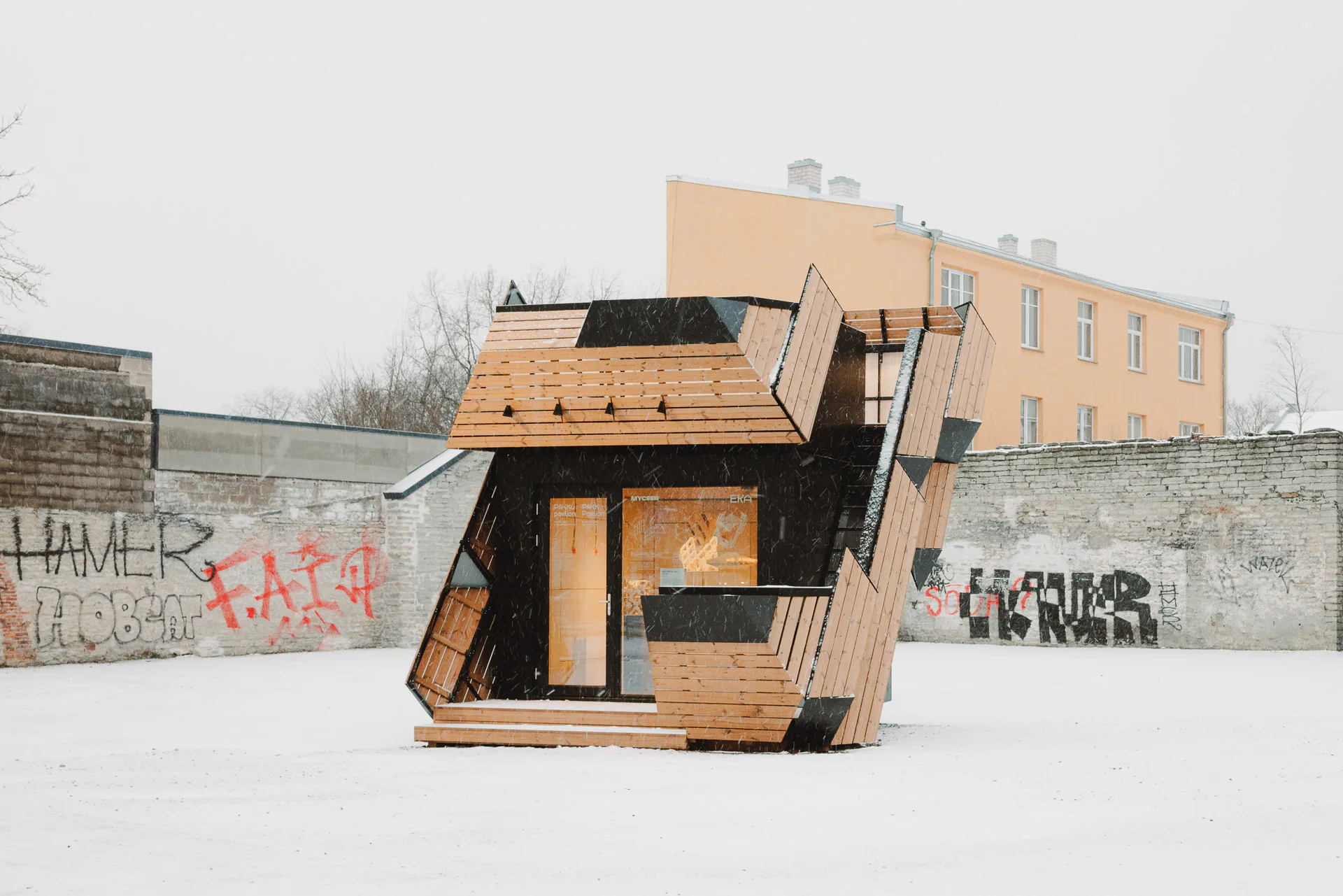 Der PAKK-Pavillon des Estonian Academy of Arts’ Timber Architecture Research Centers erforscht Baumaterialien, strukturelle Systeme und Prototypen von Fassadensystemen.