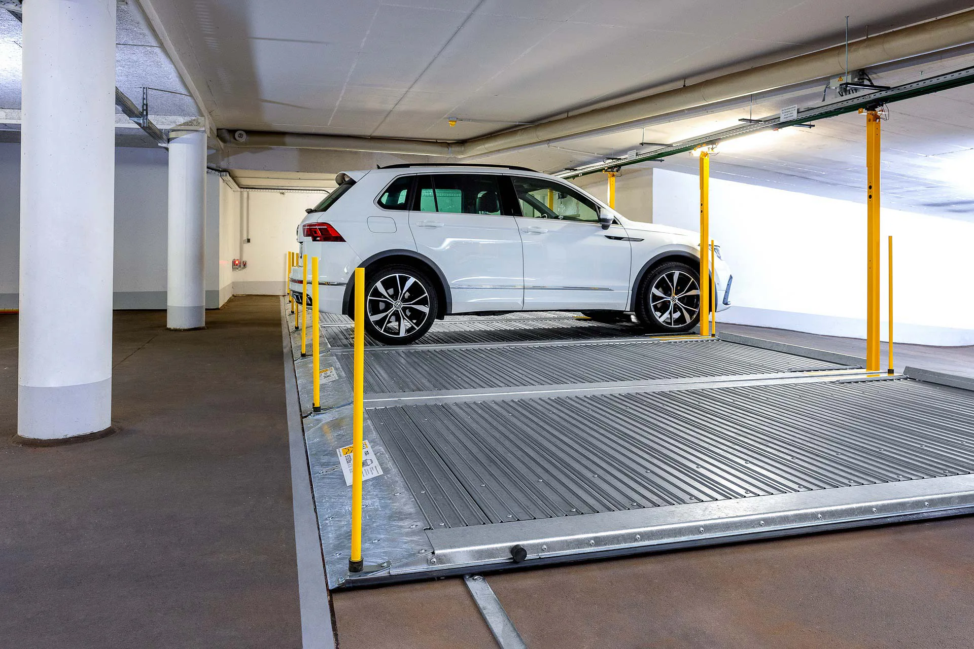 Die Parkplatte 601 erzeugt eine nahezu fugenlose, barrierefreie Stellfläche und erweitert halbautomatische Parksysteme um eine flache, belastbare Plattform.