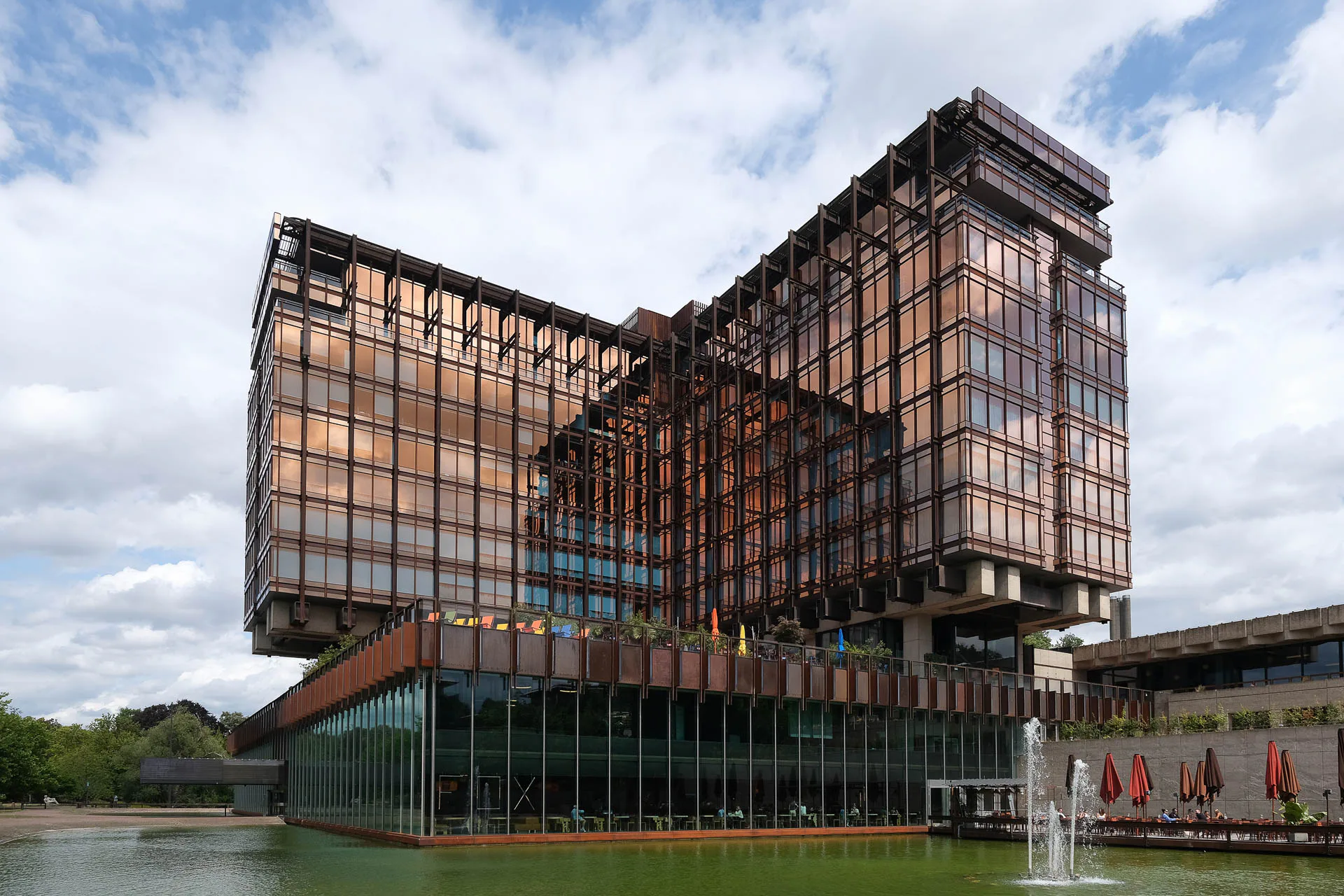 Der ehemalige Versicherungssitz und der umgebende Landschaftspark sind als regionales Kulturerbe eingetragen – bei der Sanierung und Umnutzung stand daher der Erhalt der ursprünglichen Erscheinung im Fokus.