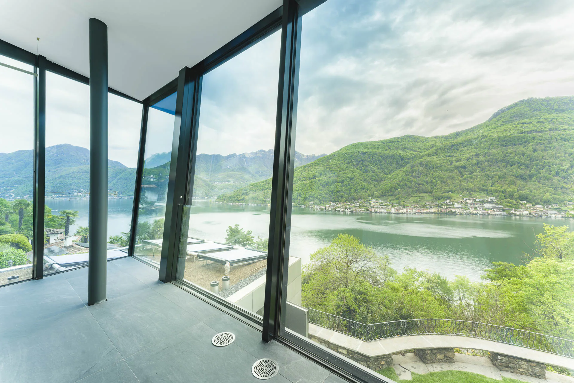 Die vollständig verglaste Süd-Ost-Fassade mit großformatigen Schiebefronten von Air-lux inszenieren das umliegende Panorama.