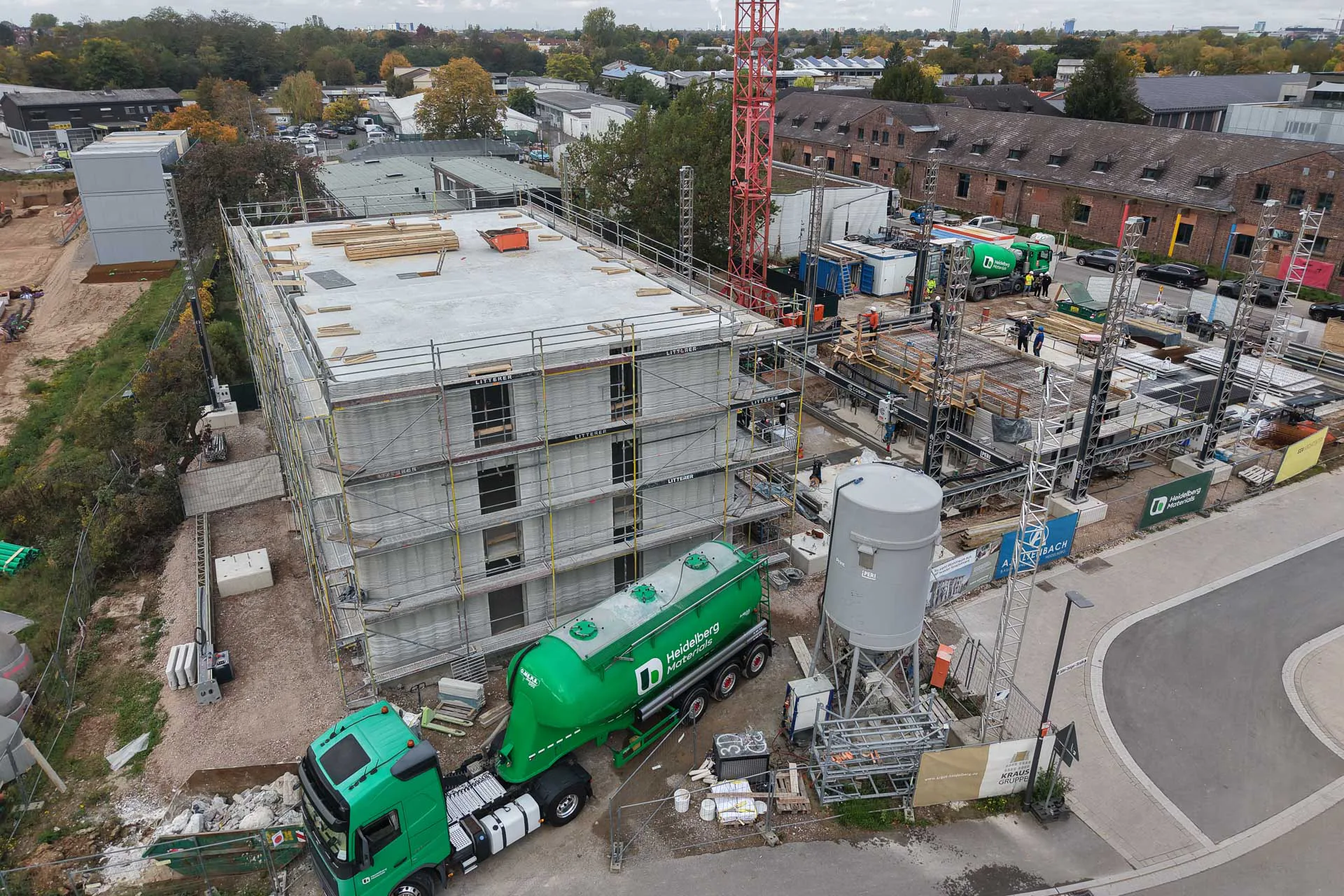 Die dreigeschossigen Mehrfamilienhäuser des ersten Dreihaus-Projektes entstehen auf dem ehemaligen US-Areal Campbell in Heidelberg.