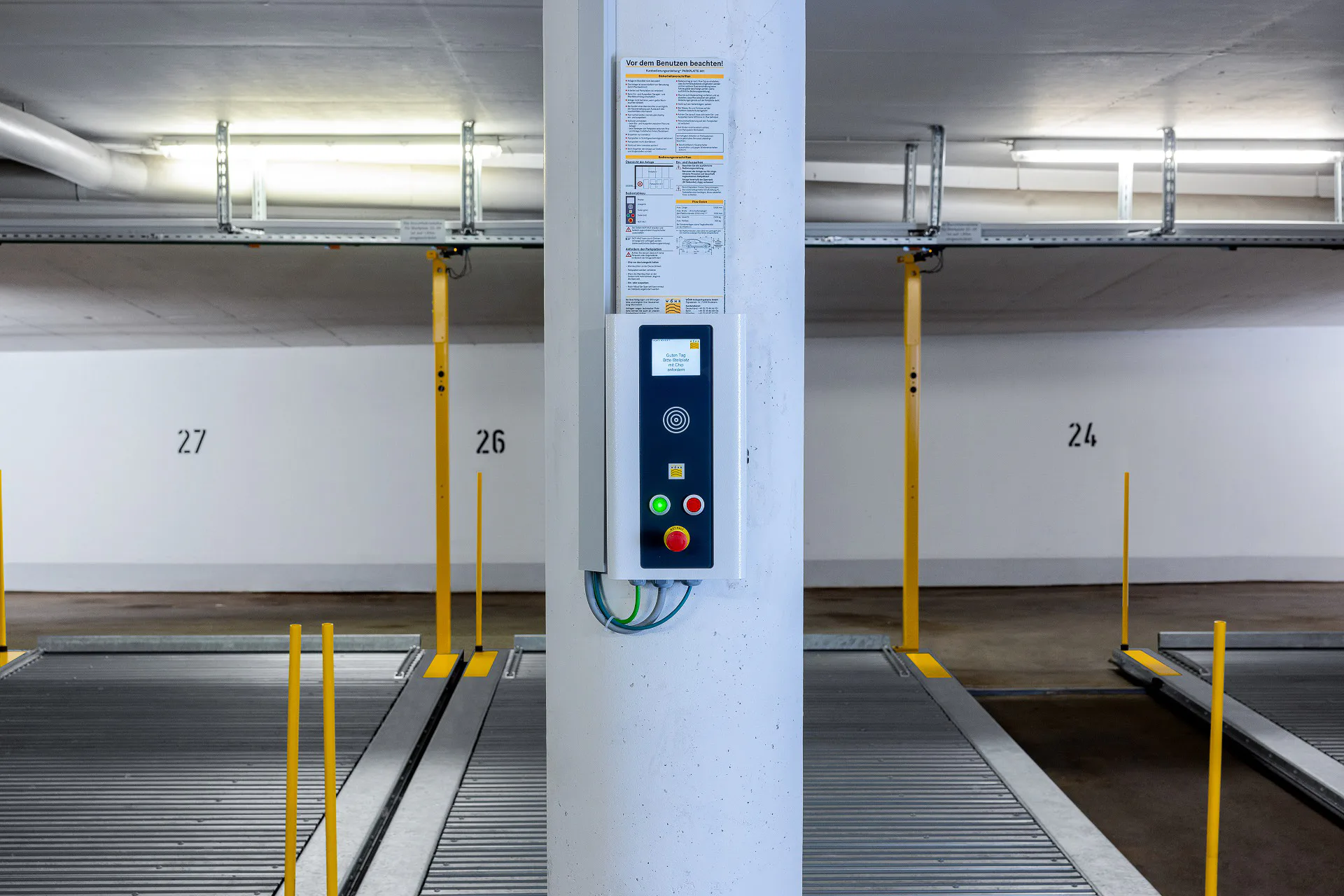 Die Parkplatte bietet zwei- bis vierfache Parktiefe, integrierte RFID-Steuerung und eine Vorbereitung für E-Ladepunkte.