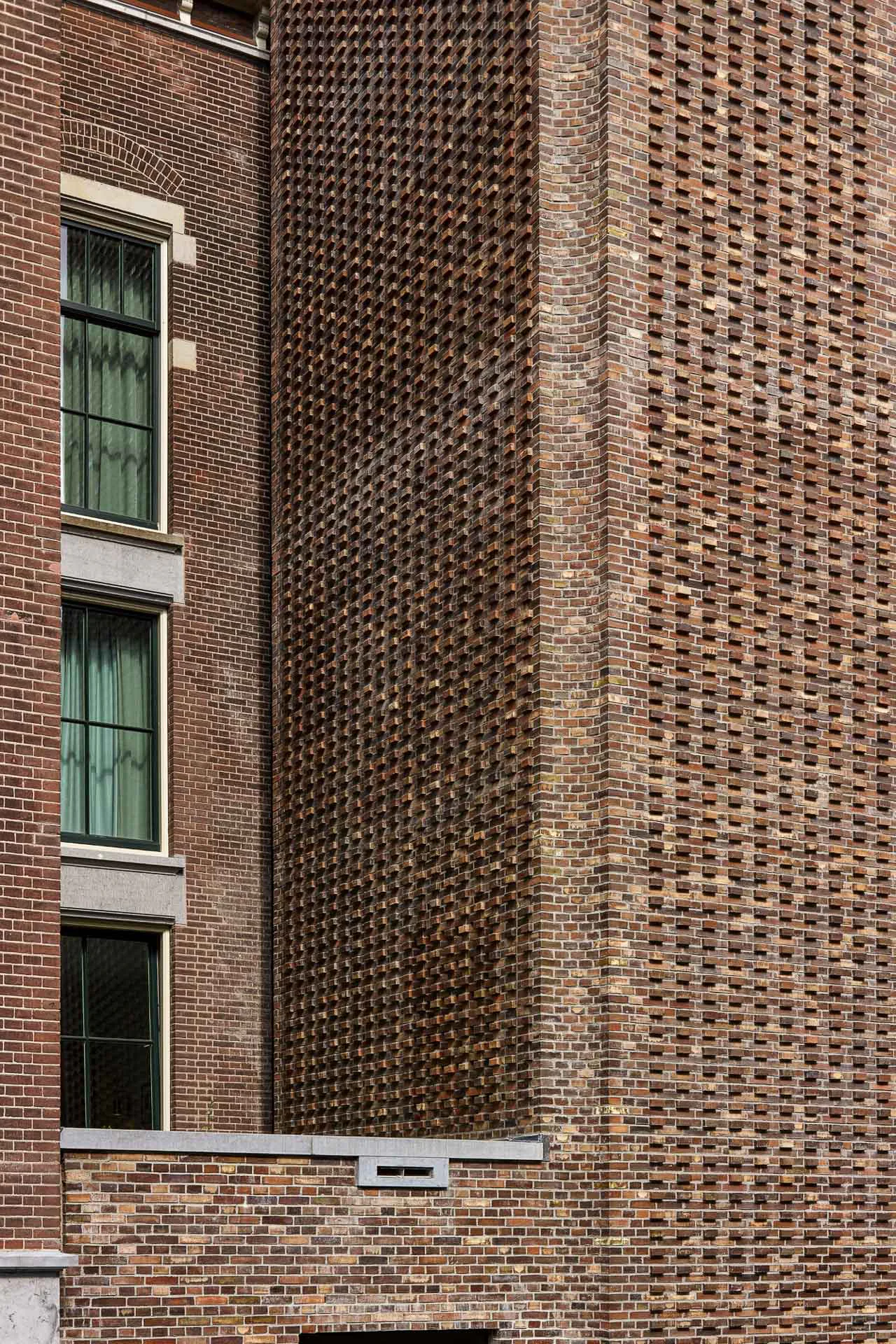 Ziegelfassade mit großen monumentalen Fenstern
