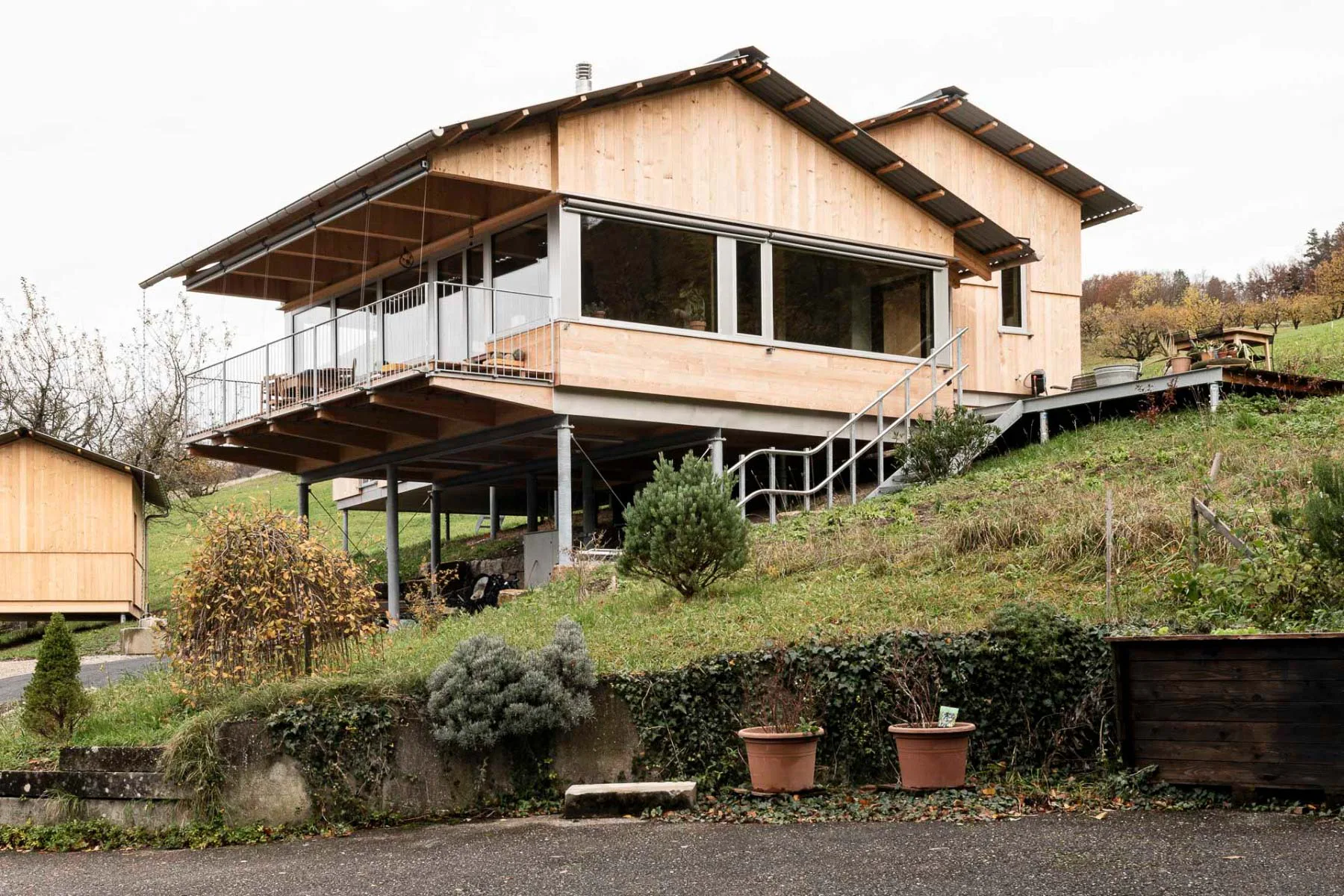 Für eine fünfköpfige Familie entwerfen CRRA ein dreiteiliges Wohnhaus auf Stützen.