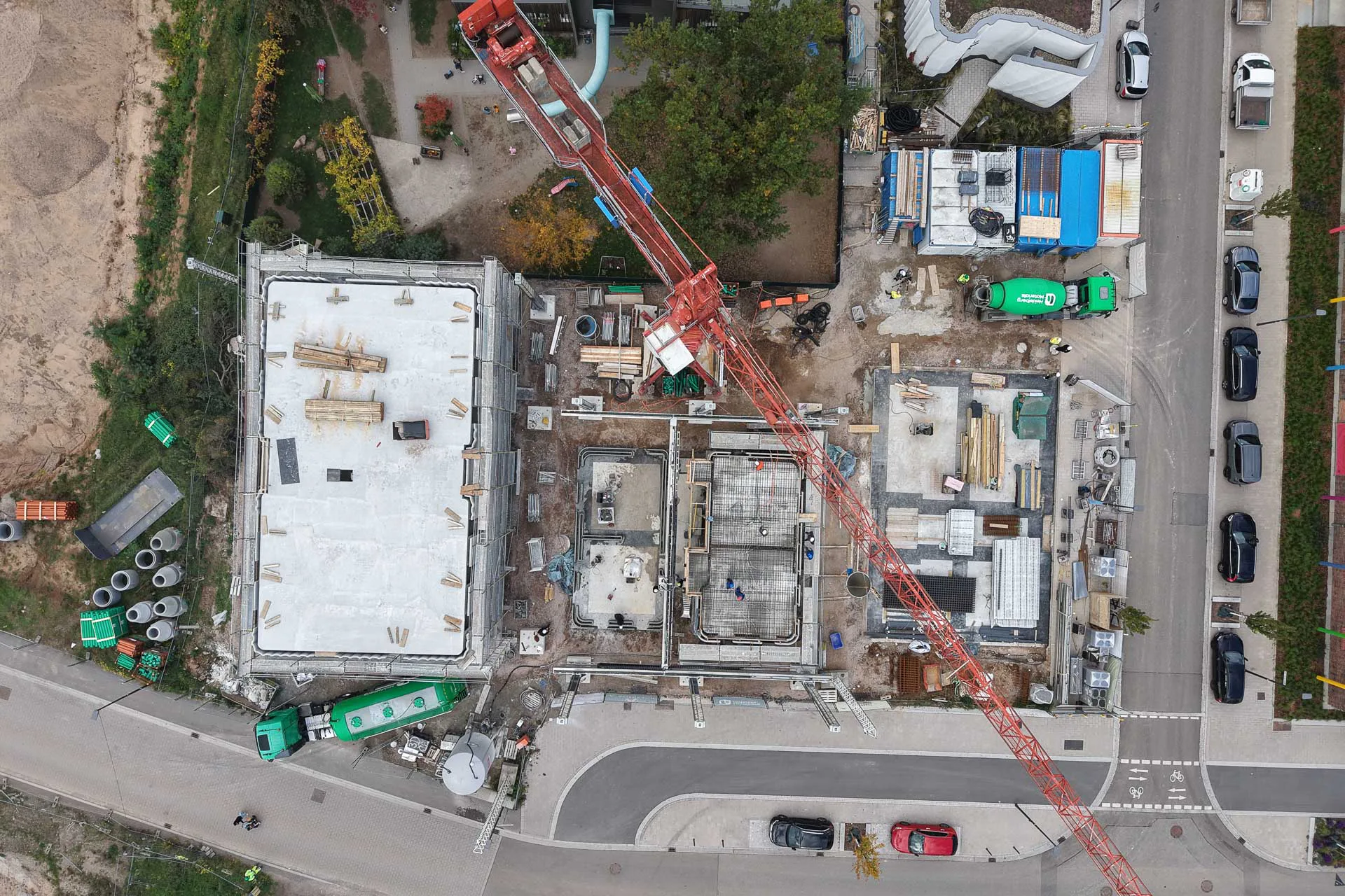 Das Gebäudekonzept ist skalierbar und umfasst die Größen L (links), S (mitte) und M (rechts). Beim Haus M wird erstmals in Deutschland evoZero von Heidelberg Materials verwendet.