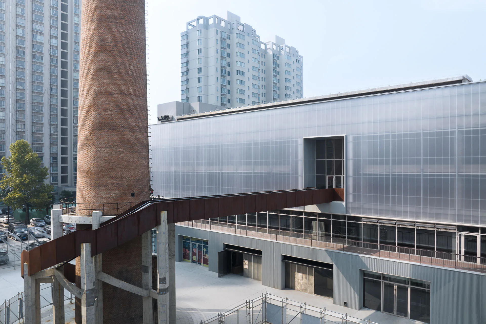 Polycarbonat und Wellblech prägt die Fassade des ehemaligen Kraftwerks.