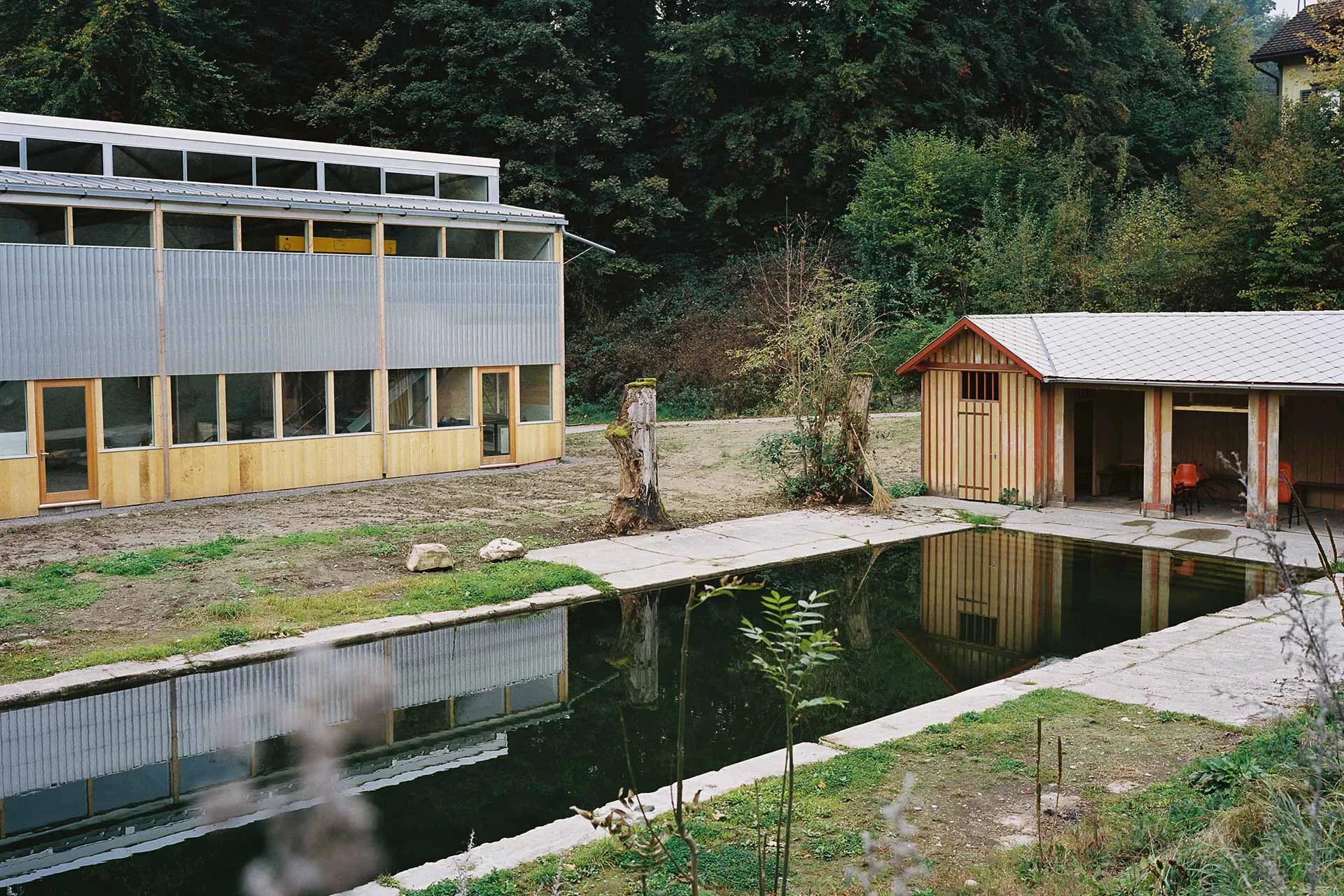 Ein neuer Ort eigefasst von Badehaus und Atelier