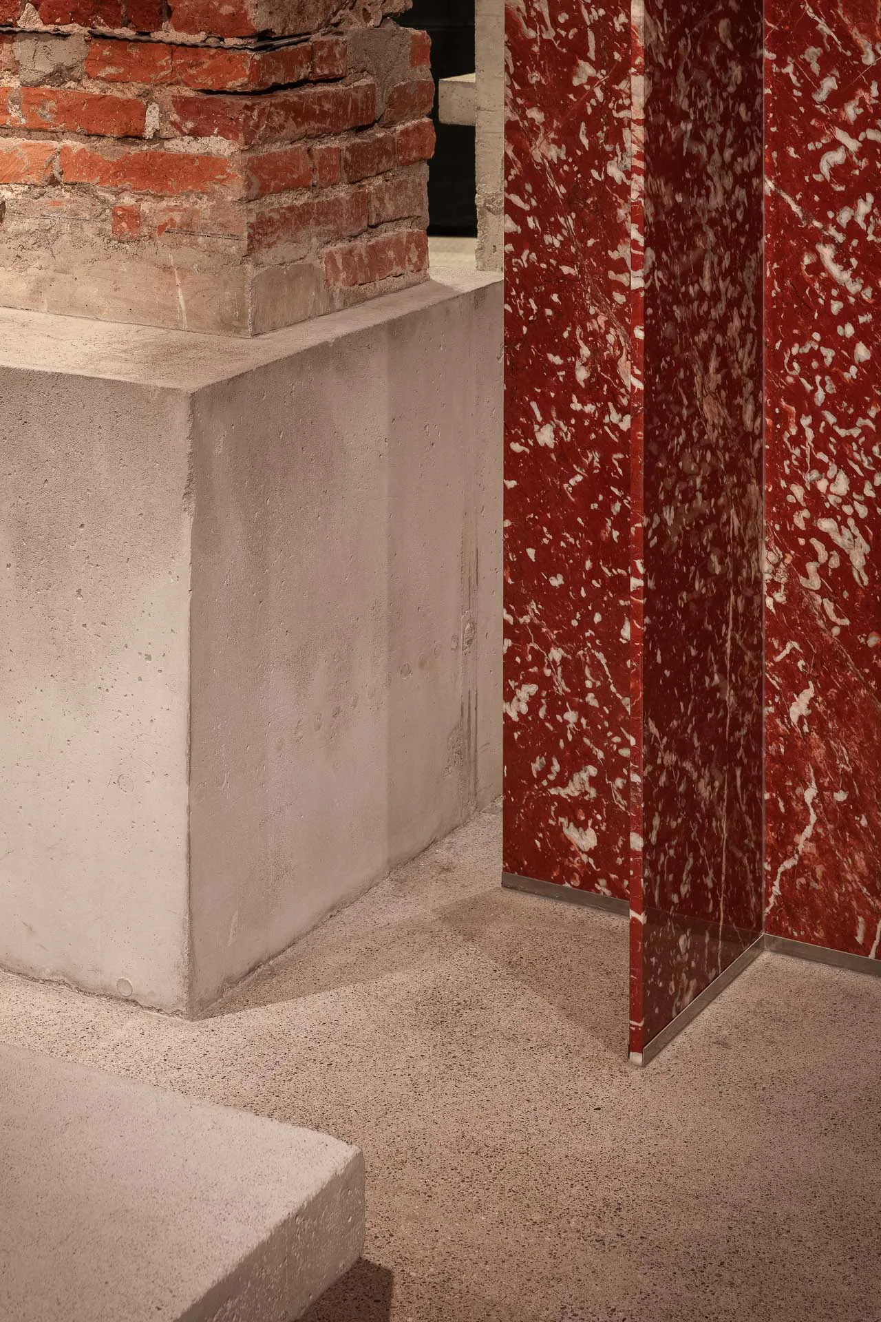 Spritzwassergefährdete Bereiche erhielten eine Verkleidung aus rotem Naturstein.