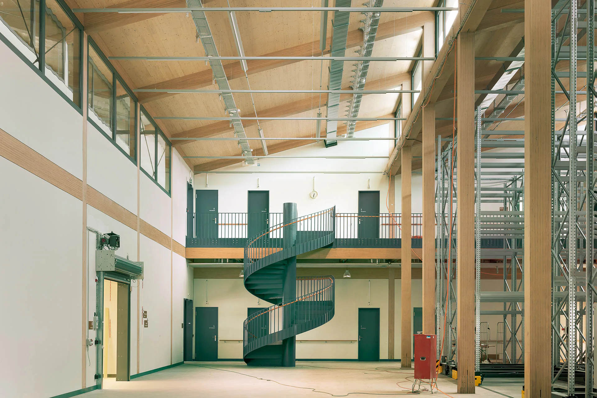 Die doppelgeschossige Lagerhalle bildet das Bindeglied zwischen den einzelnen Werkstattbereichen.