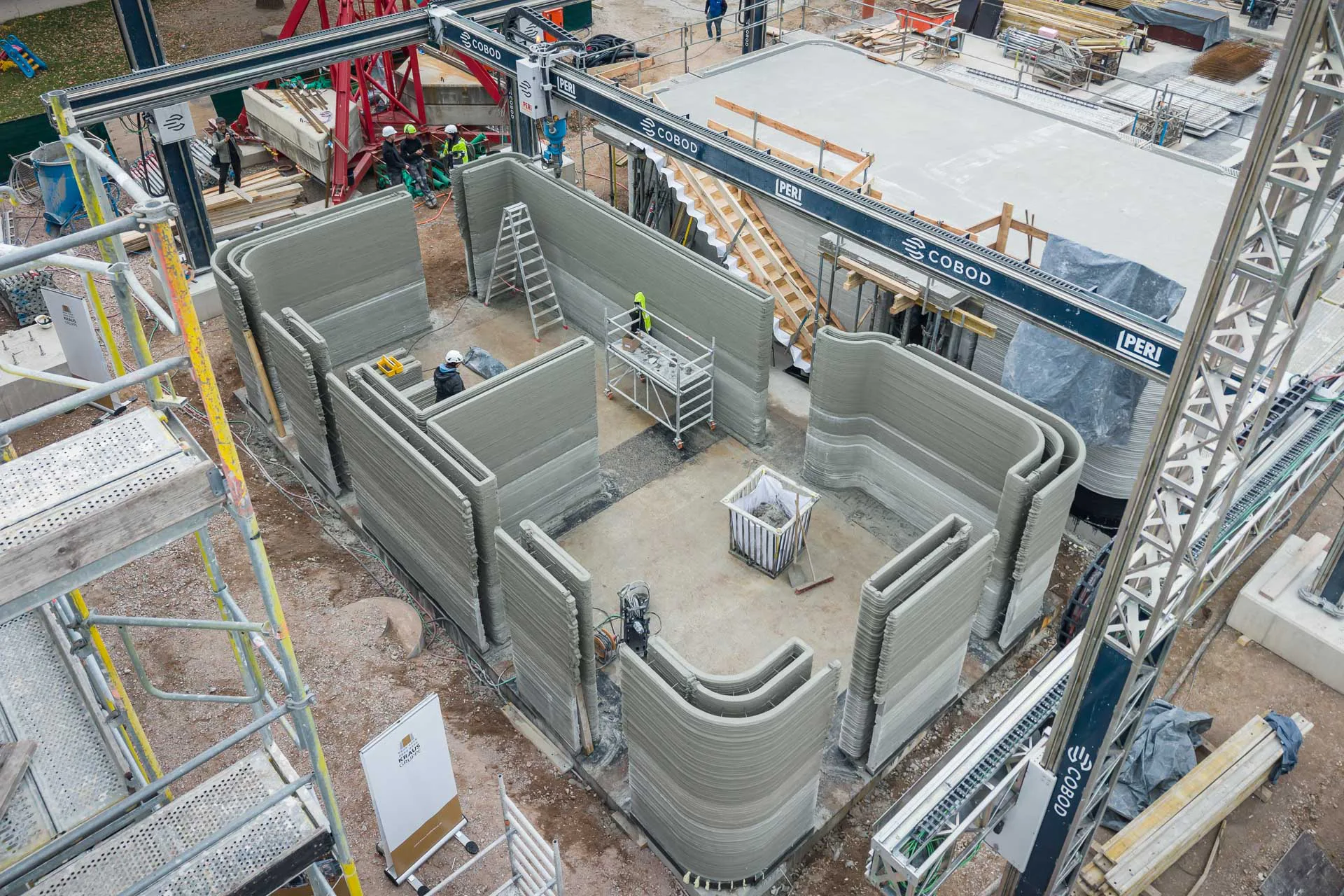 Den 3D-Druck der drei Häuser übernahm ein zwei- bis dreiköpfiges Team von Peri 3D Construction.