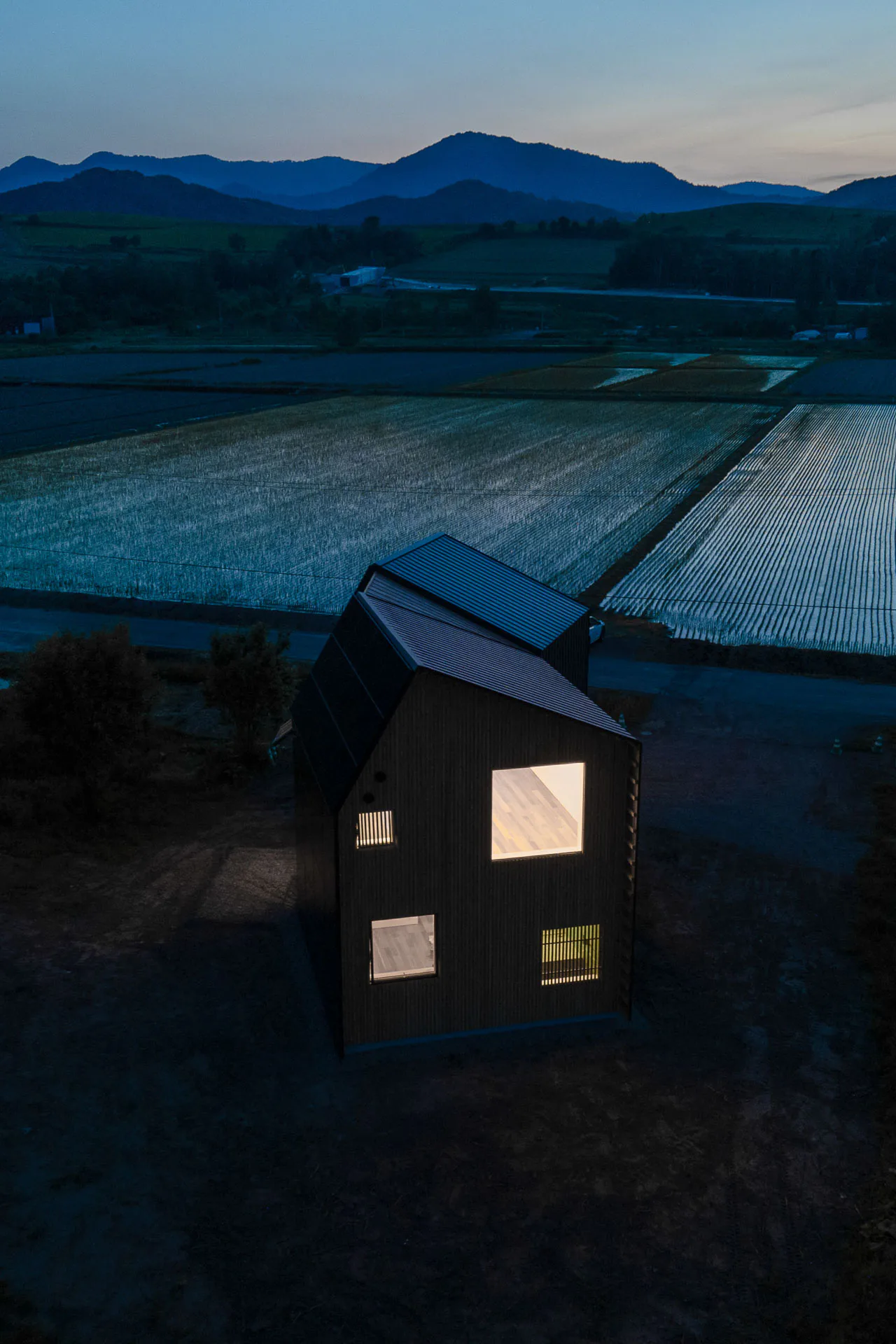 Integrierte Solarhaut: Photovoltaik-Paneele werden nahtlos in die Gebäudehülle integriert und verbinden so Energiegewinnung mit modernem Design.
