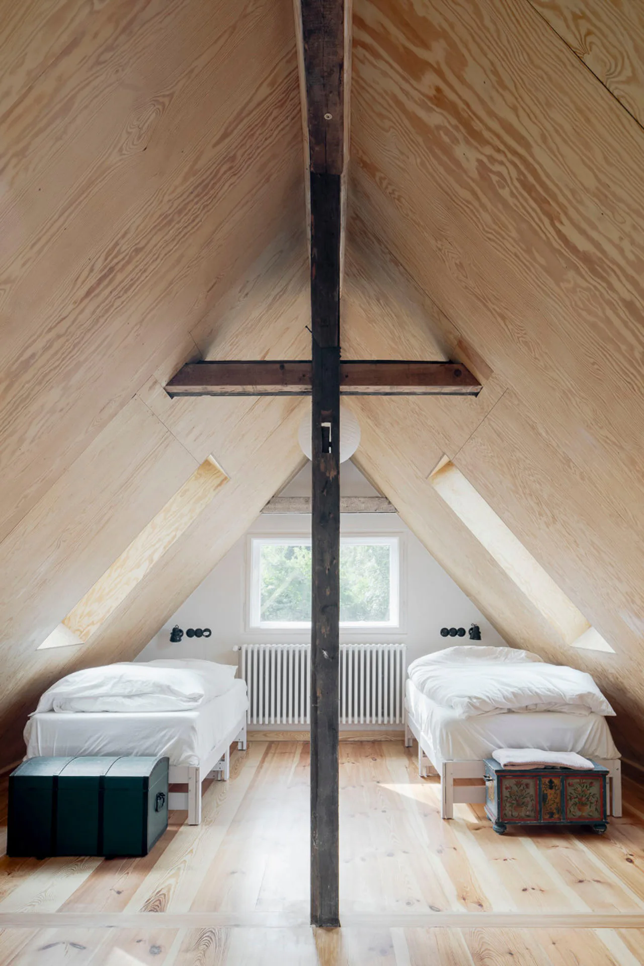 Großes Schlafzimmer unter dem Dachstuhl im Bestandsbau
