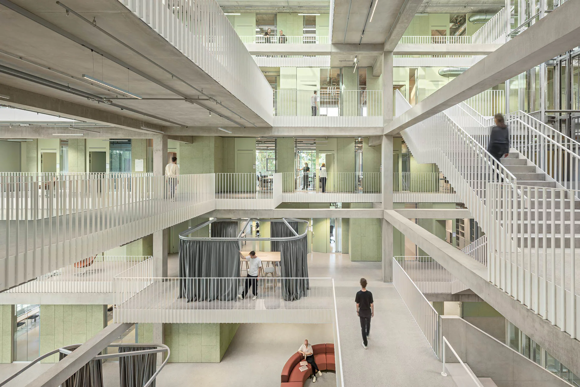 Das House of Schools überzeugt mit einem zentralen Atrium, das flexible Lern- und Kommunikationszonen bietet.