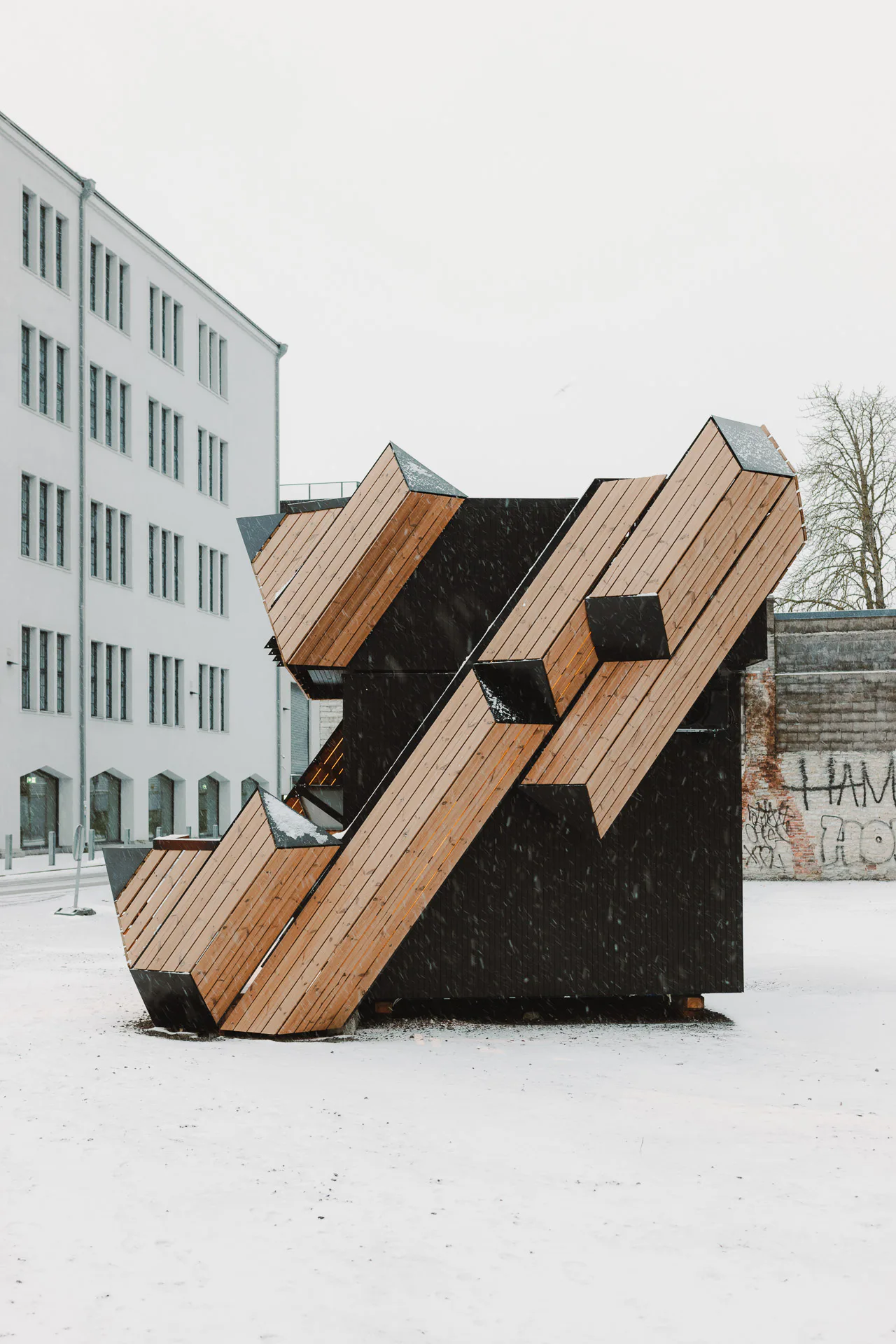 Rautenförmige Holzelemente ummanteln den PAKK-Pavillon.