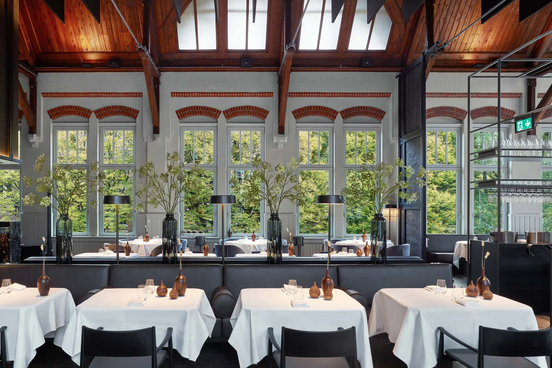 Restaurant mit sichtbarem Tragwerk