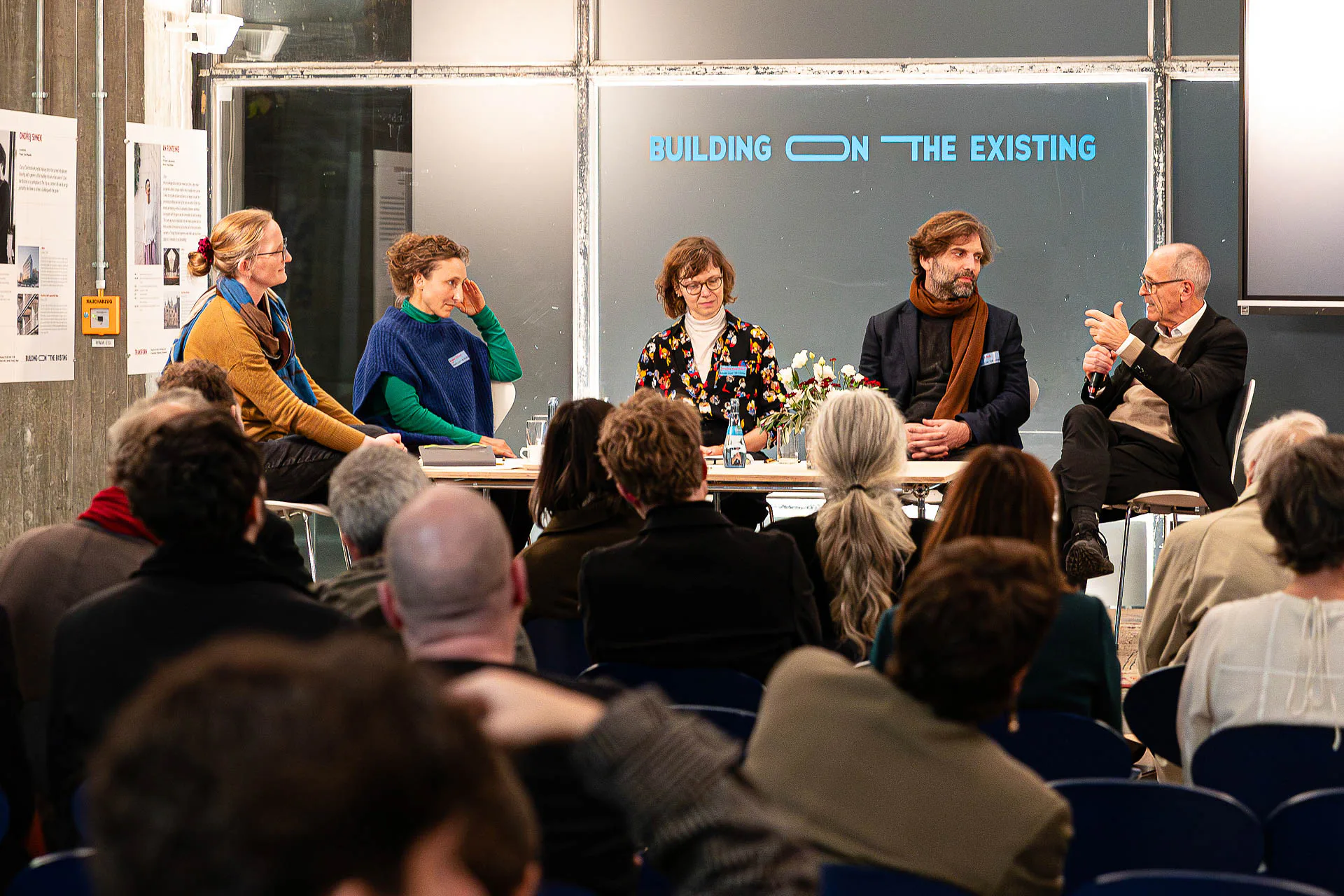 Zum Themenblock „Complete“ diskutierten Eva Stricker (Universität Kaiserslautern), Susanne Vécsey (Vécsey Schmidt Architekten), die Moderatorin Katerina Krupicková (IÖB), Ondrej Synek (re:architekti) und der Denkmalpfleger Jörg Haspel.