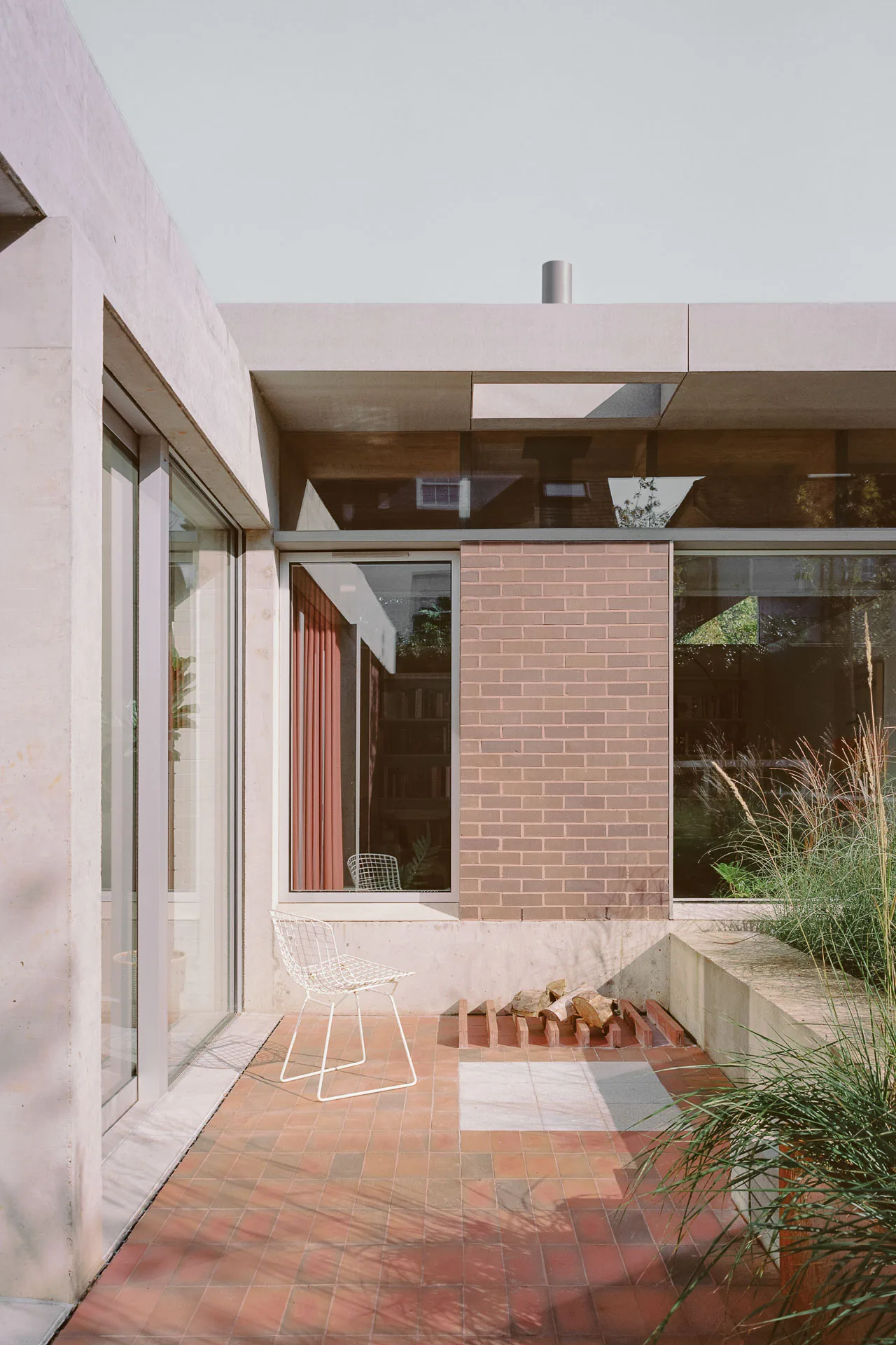 Fließende Übergänge zwischen Haus und Garten erinnern an die kalifornischen Case Study Houses.