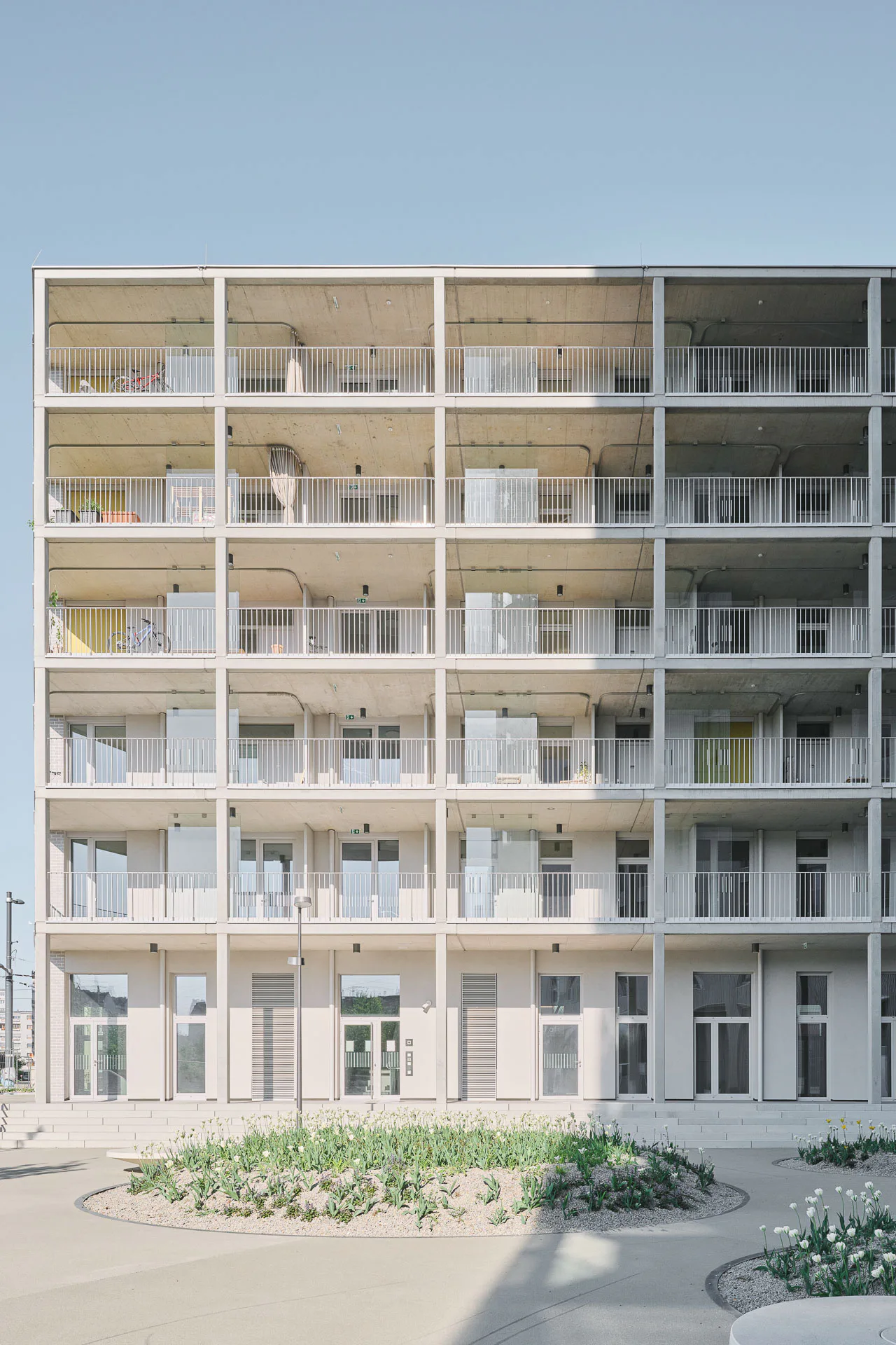 Wohnlofts mit vorgesetzten Laubengängen bietet der Loft Flügel in Wien, geplant von StudioVlayStreeruwitz.