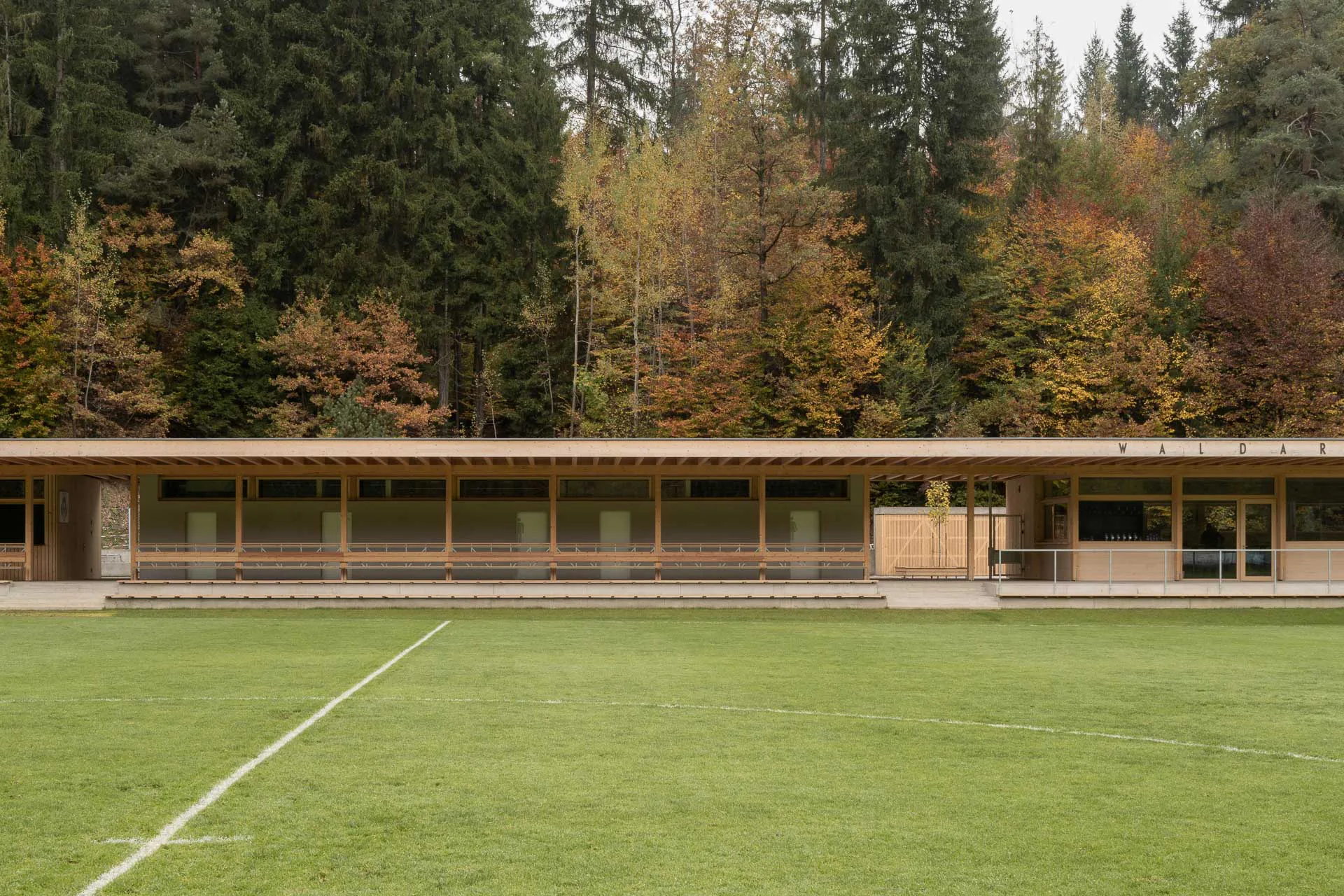 Hohengasser Wirnsberger Architekten haben die Waldarena in Velden saniert und erweitert.