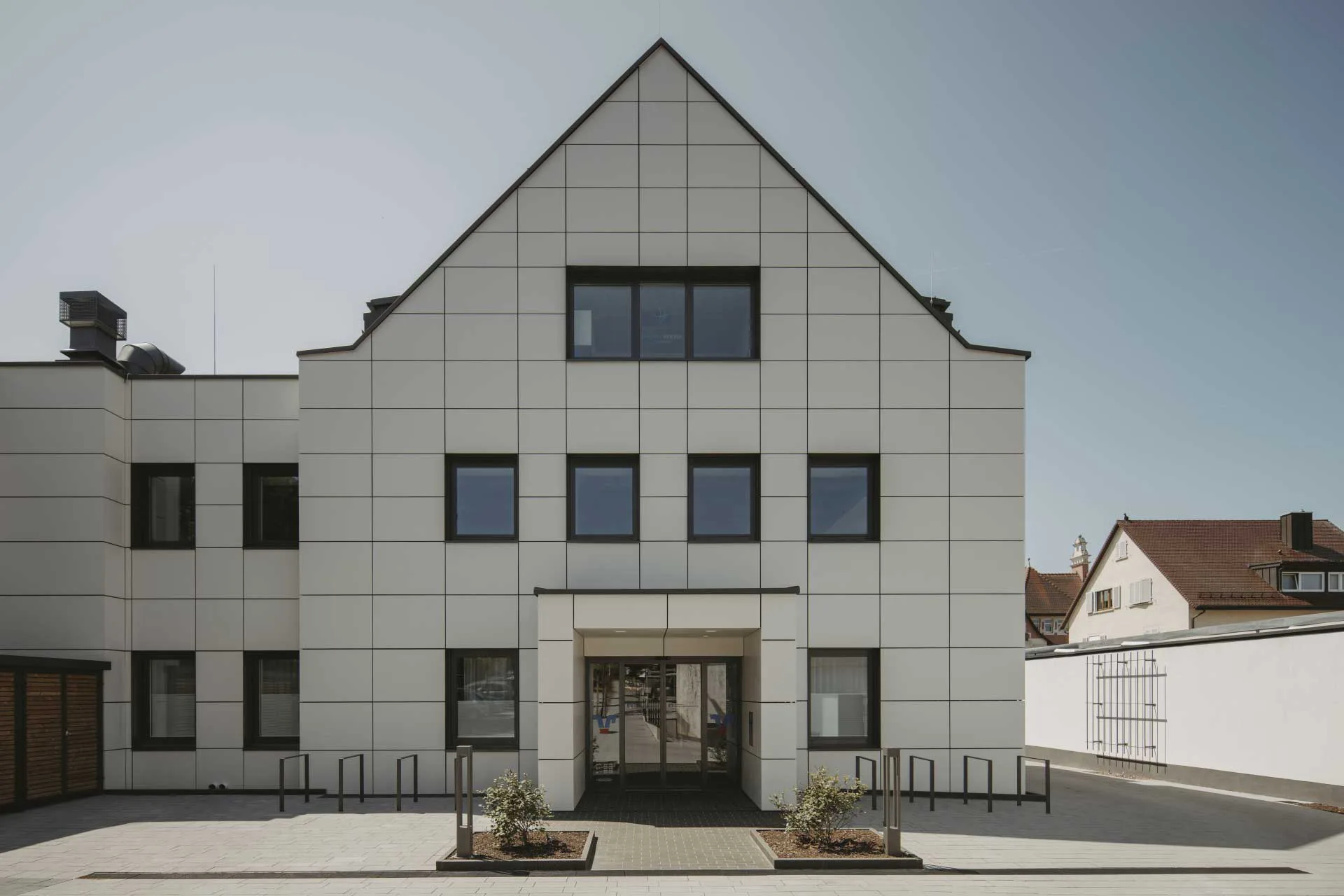 Die vorgehängte hinterlüftete Fassade aus Dekton Zenith passt sich perfekt an die Gebäudehülle an.