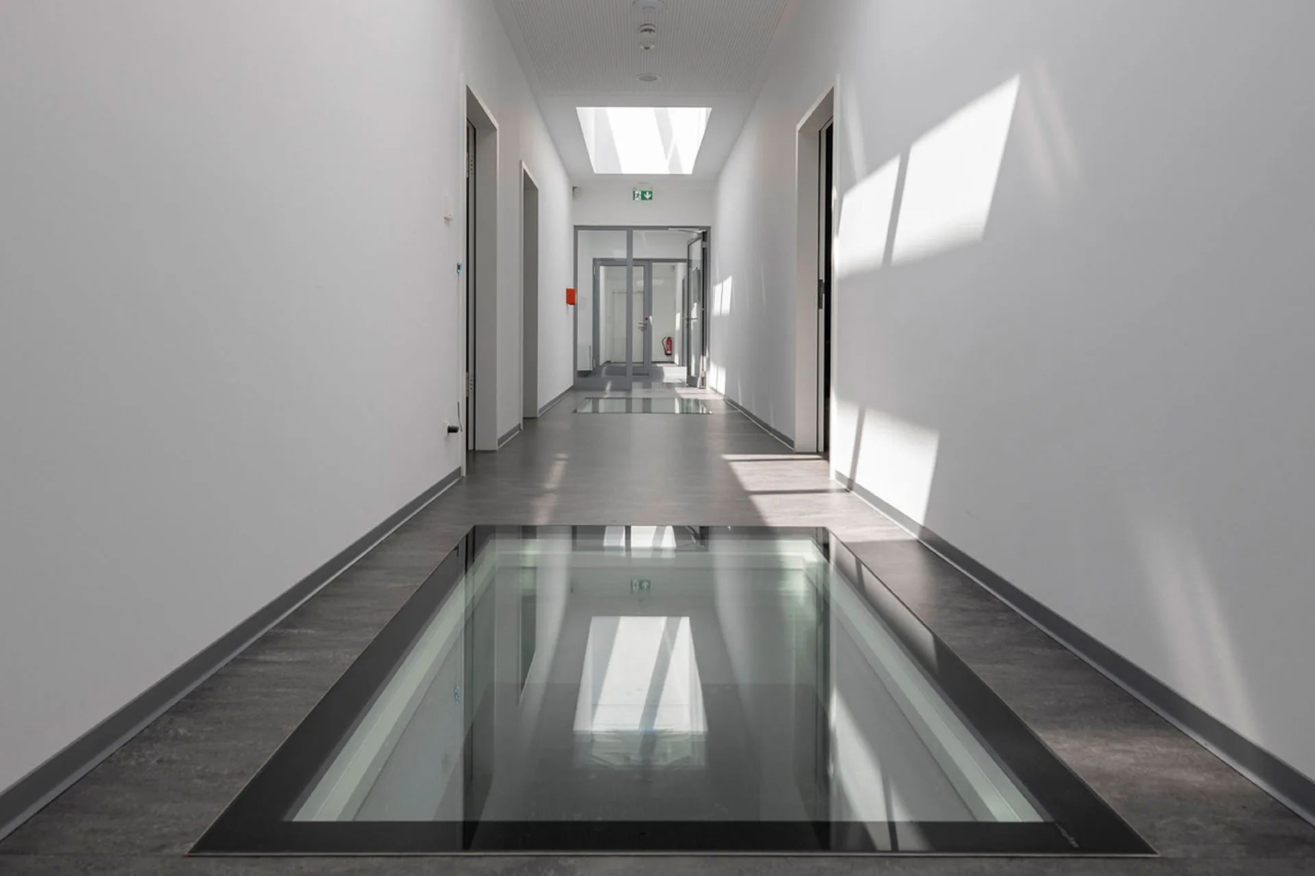 Hoba 19 Überkopfverglasung, elegant und lichtdurchlässig in die Architektur integriert.