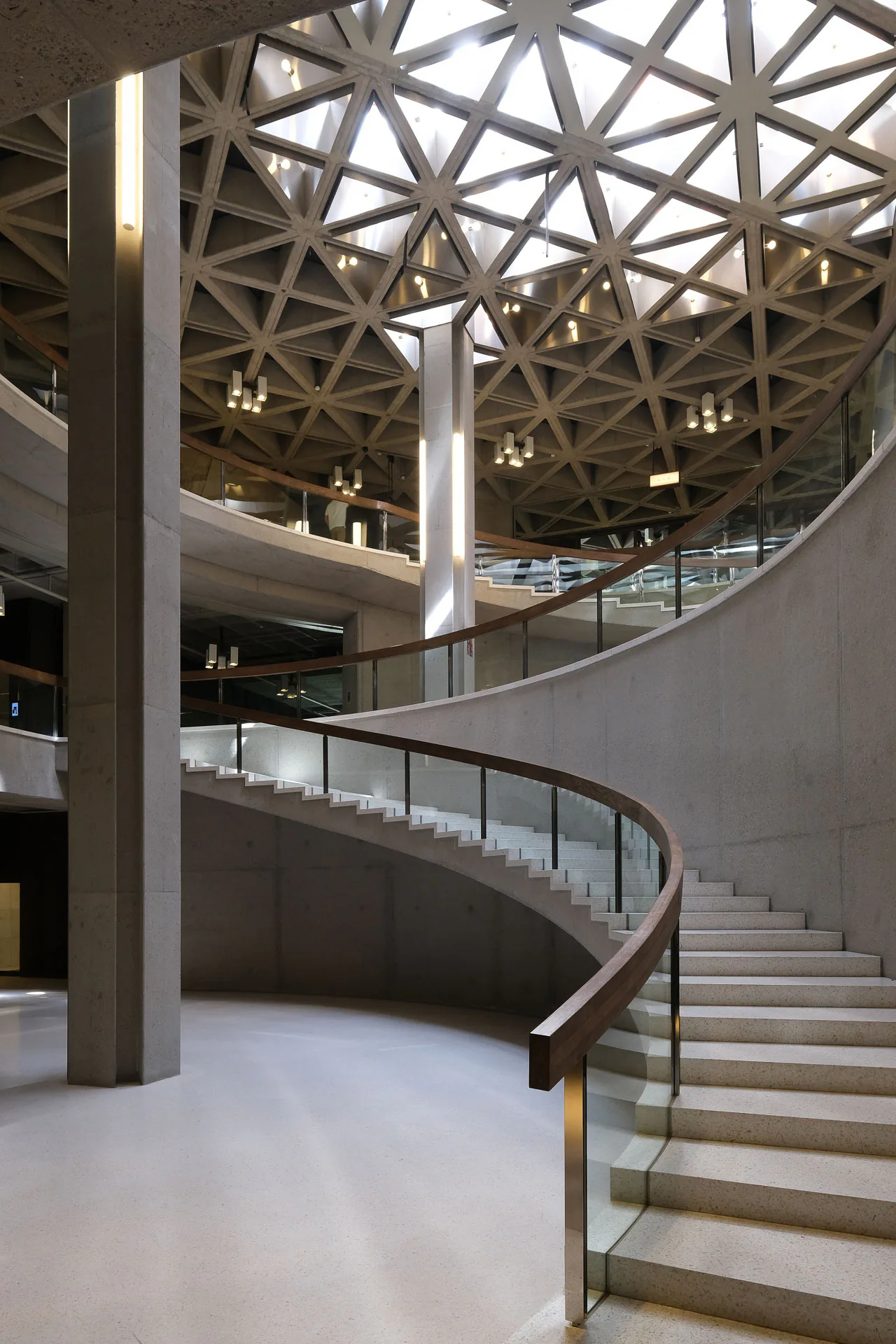 Im Inneren war die wichtigste Ergänzung ein kreisförmiges Atrium mit halbgewendelten Treppen.