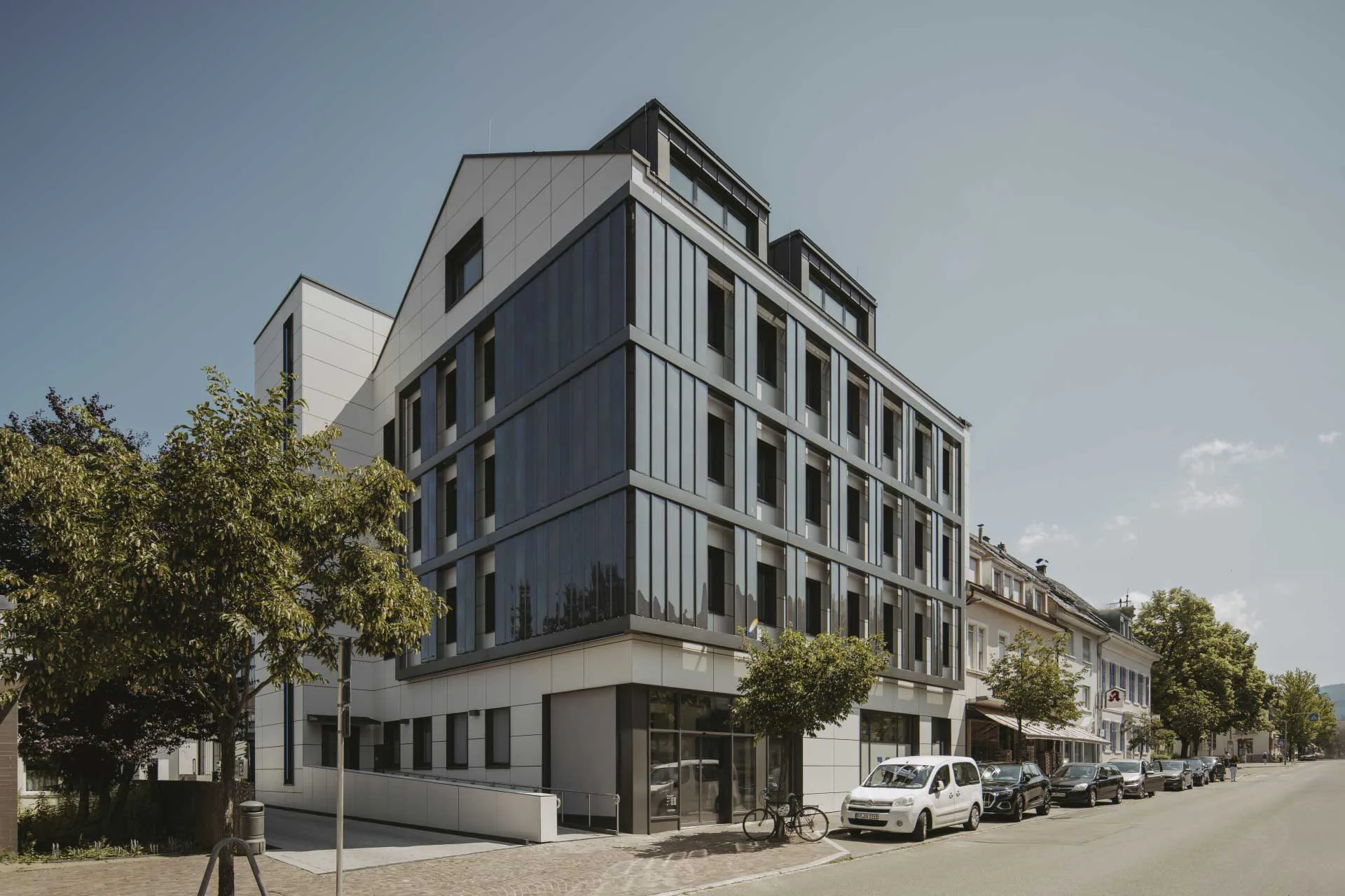 Leuchtend-weiße Dekton-Fassade: Ein moderner Hingucker.