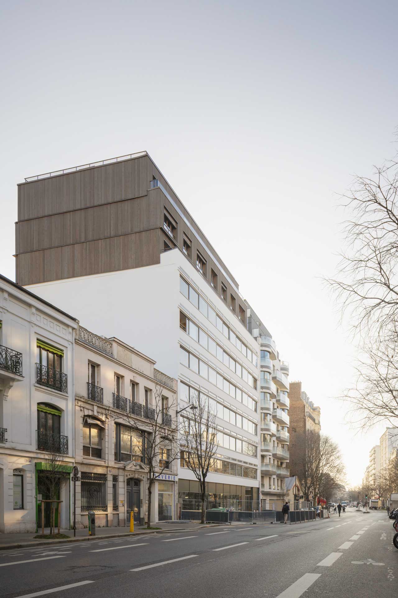 Die markante Straßenfront wurde erhalten und zugleich in eine öffenbare Doppelfassade transformiert.