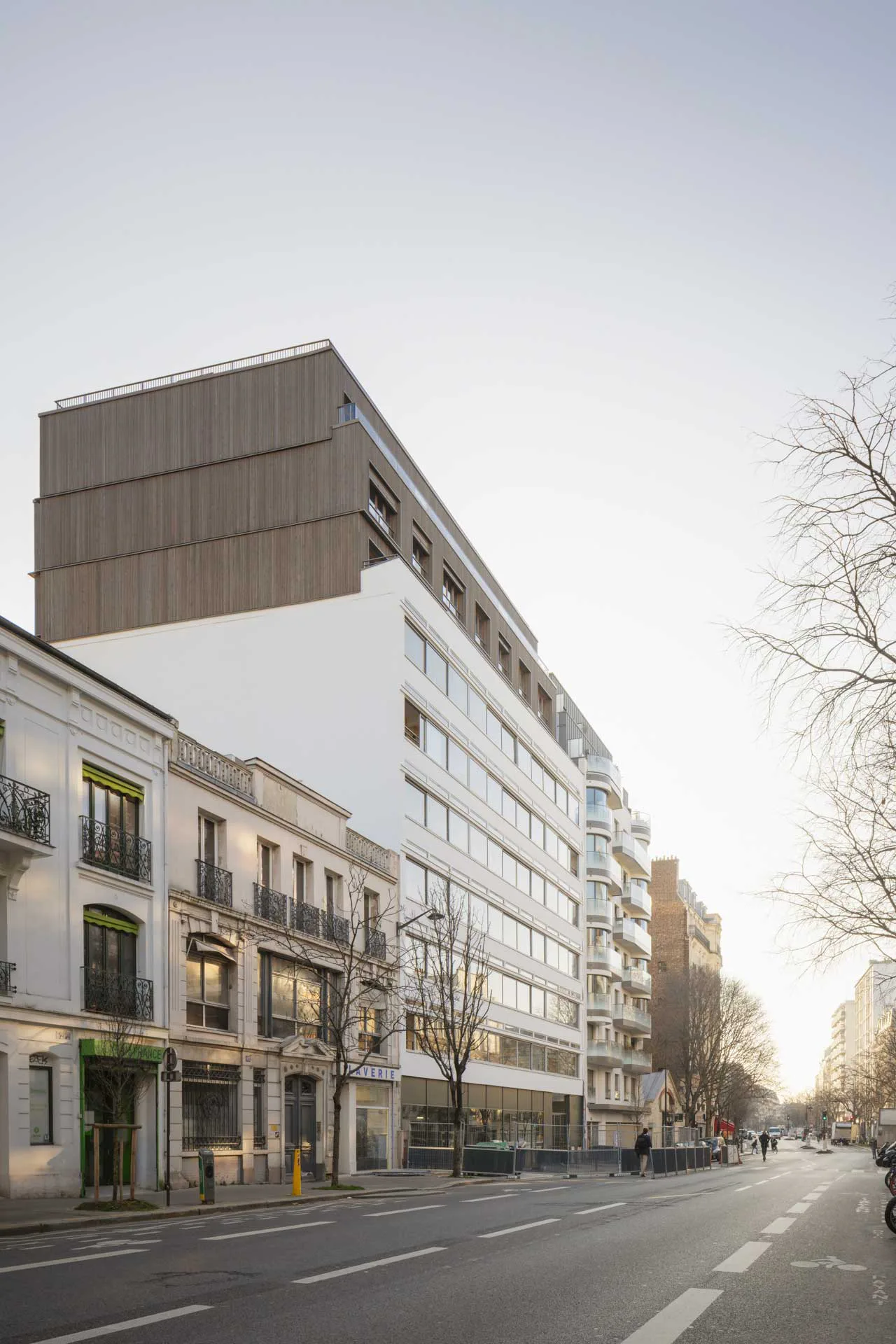 Die markante Straßenfront wurde erhalten und zugleich in eine öffenbare Doppelfassade transformiert.
