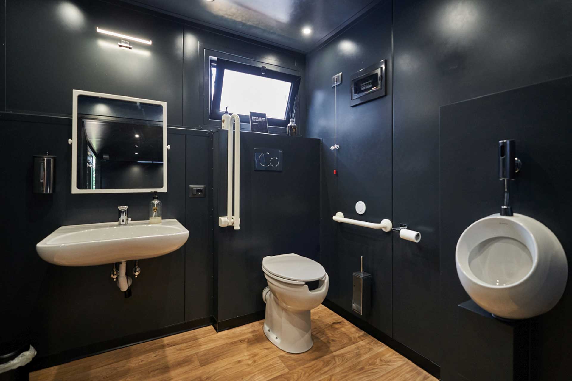 Auch die Sanitärbereiche spiegeln das erlesene Ambiente des Gebäudekomplexes für die Rennserie einer renomierten Automarke wider.