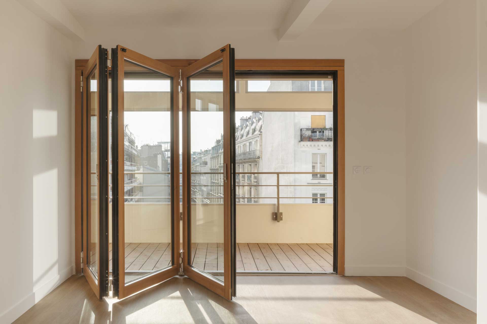 Die Glas-Faltwände des Systems Woodline unterstützen das architektonische Konzept von Offenheit und Durchlässigkeit, das sich im gesamten Gebäude widerspiegelt.