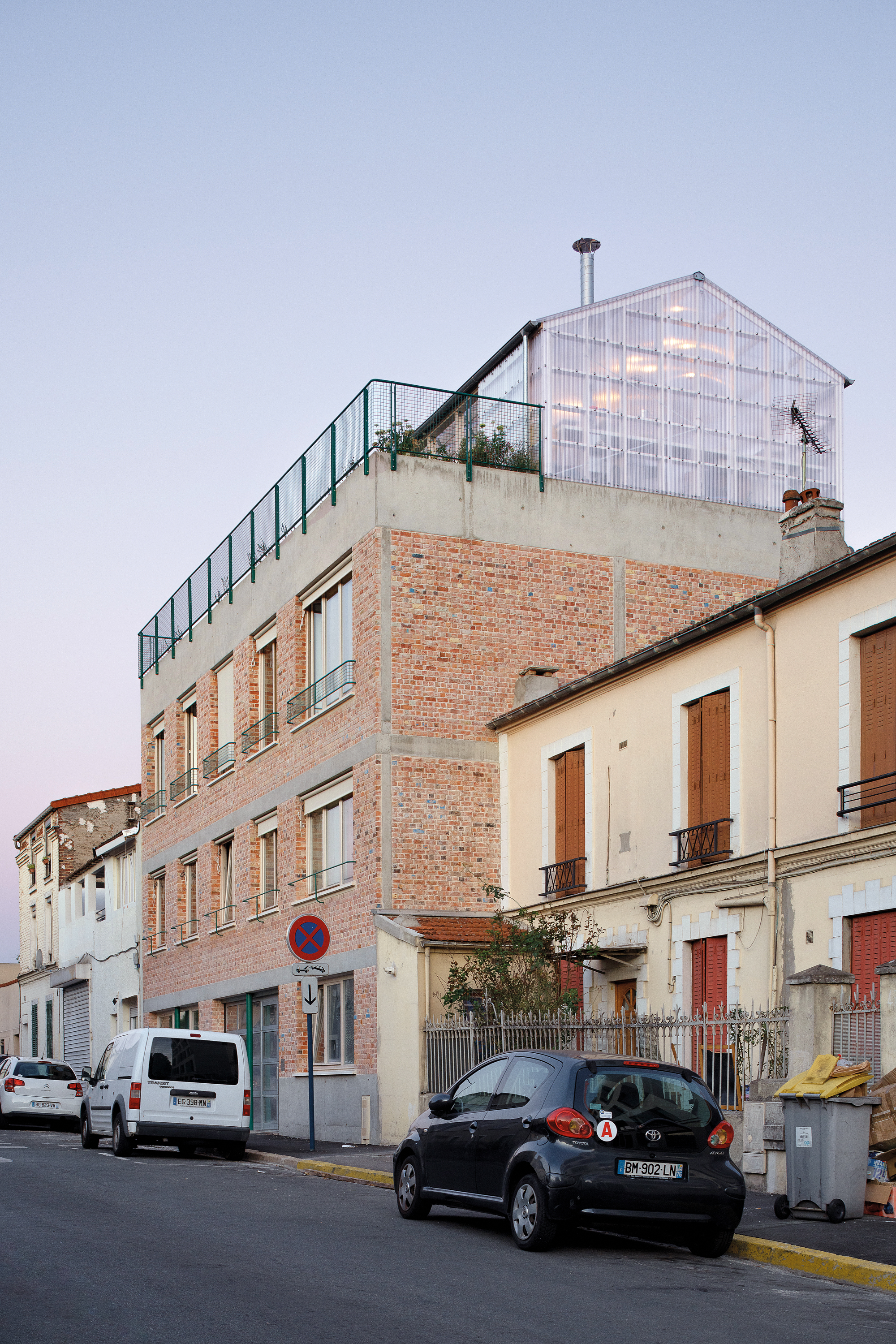 Mehrfamilienhaus mit Dachterrasse.