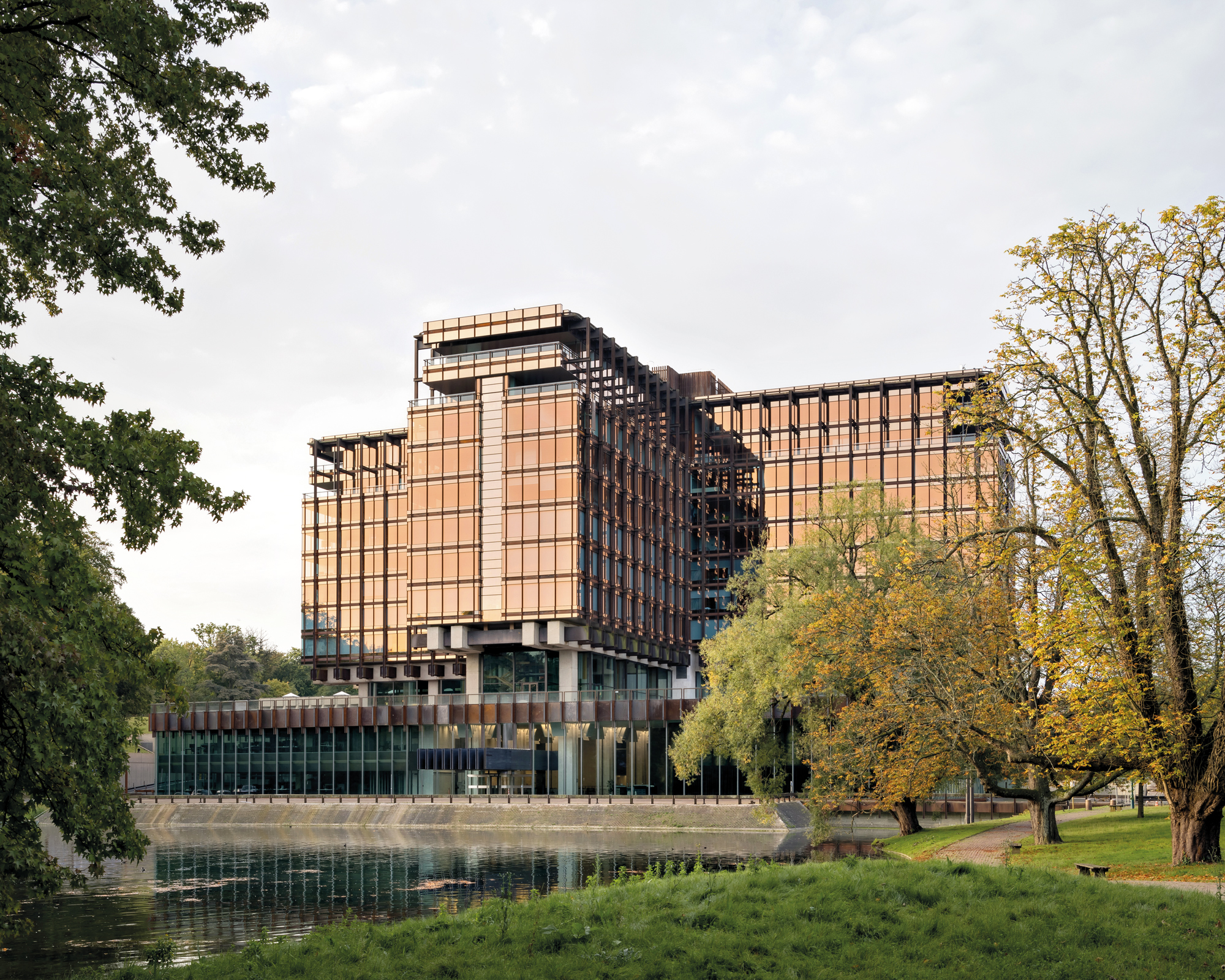 The Royale Belge is situated in a park landscape with artificial lakes at the southeastern urban fringe of Brussels. The complex is bordered by a lush forest with beech trees.