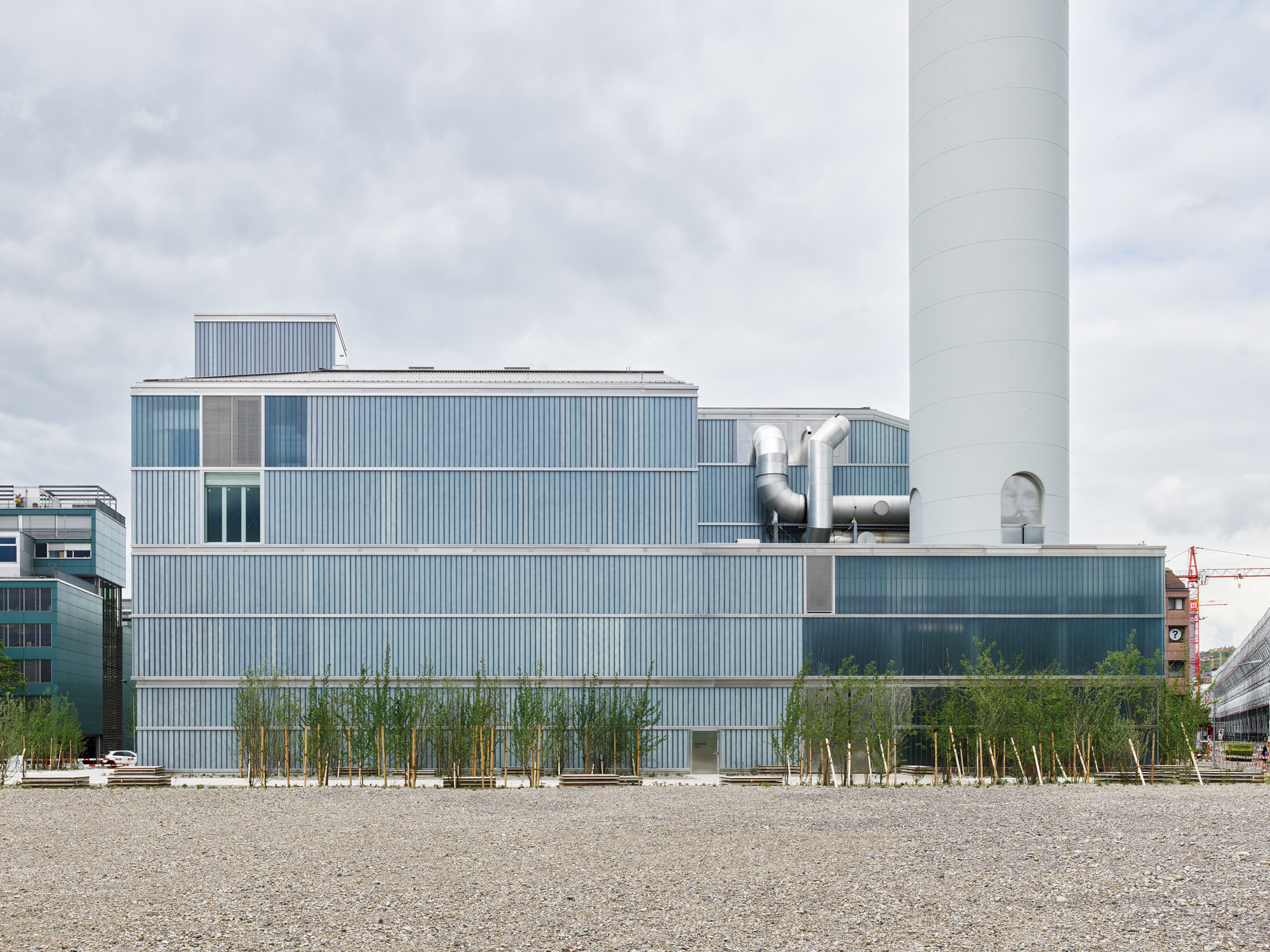 Durch die transparente Wärmedämmung erscheint die Fassade stellenweise milchig.