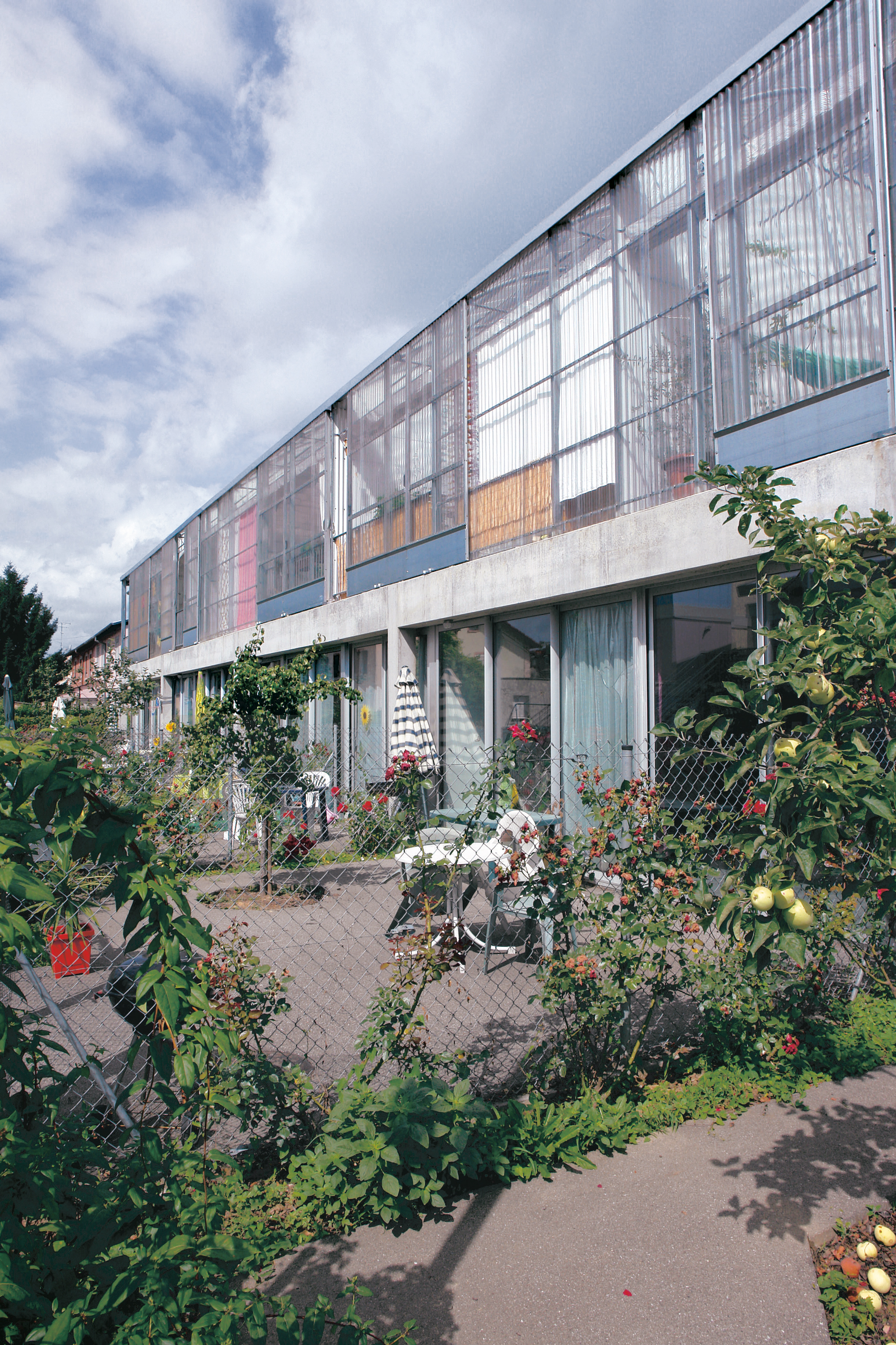 Der mittlere jährliche Heizenergiebedarf der Cité Manifeste in Mulhouse liegt bei 33 kWh/m2a. Nach Berechnungen von Atmos Lab würde sich dieser Wert auf 16 kWh/m2a reduzieren, wenn das Gebäude nach heutigen Vorgaben gebaut worden wäre.
