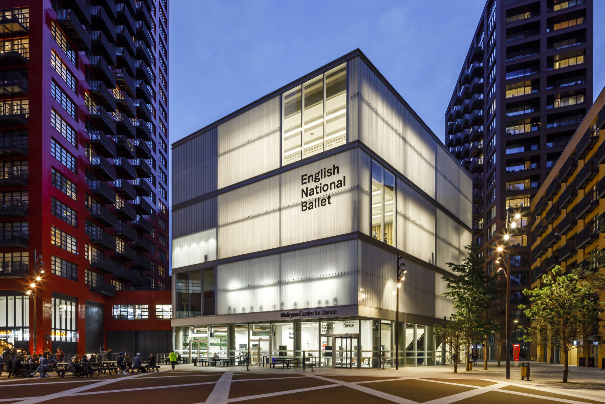Glenn Howells Architects erhielten zahlreiche Preise für das 2019 fertiggestellte English National Ballet in London, darunter zweimal Gebäude des Jahres. Der weltweit führende Ballettbau umfasst im Erdgeschoss Foyer, Läden und Vorführsaal, darüber Büros und Schneiderei sowie in den oberen Etagen die Ballettschule. Die transluzente Fassade aus 3600 m² eisenarmen LINIT EcoGlass prägt das fünfgeschossige Gebäude und sorgt mit transluzenter Wärmedämmung für diffuses Licht und hohen Komfort.