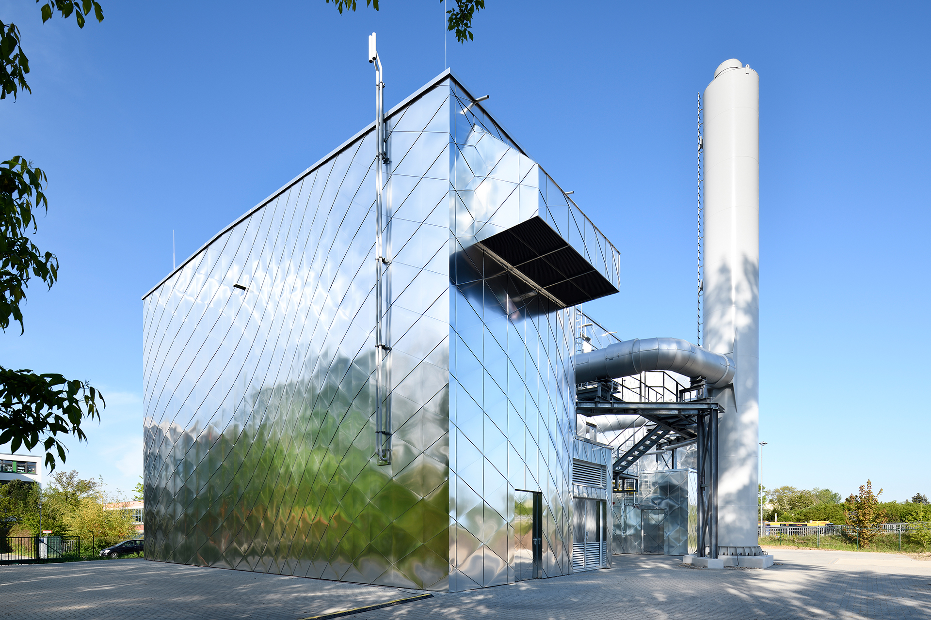 Das Blockheizkraftwerk ist ein Kraftwerk für die nachhaltige Energieversorgung Leipzigs, das durch seine außergewöhnliche Fassadengestaltung zu einem Kunstwerk wurde.