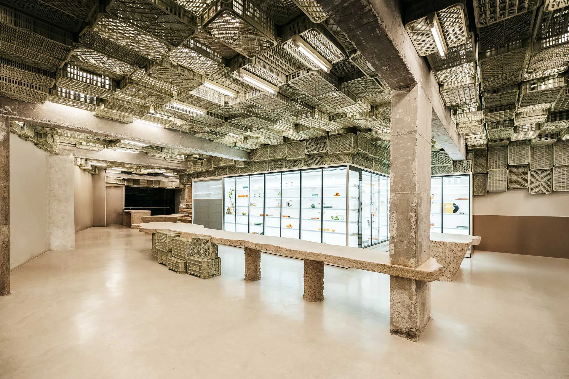 Über 1000 recycelte Kunststoffkisten zieren die modulare Decke des Akelarre Supermarktes auf Mallorca.