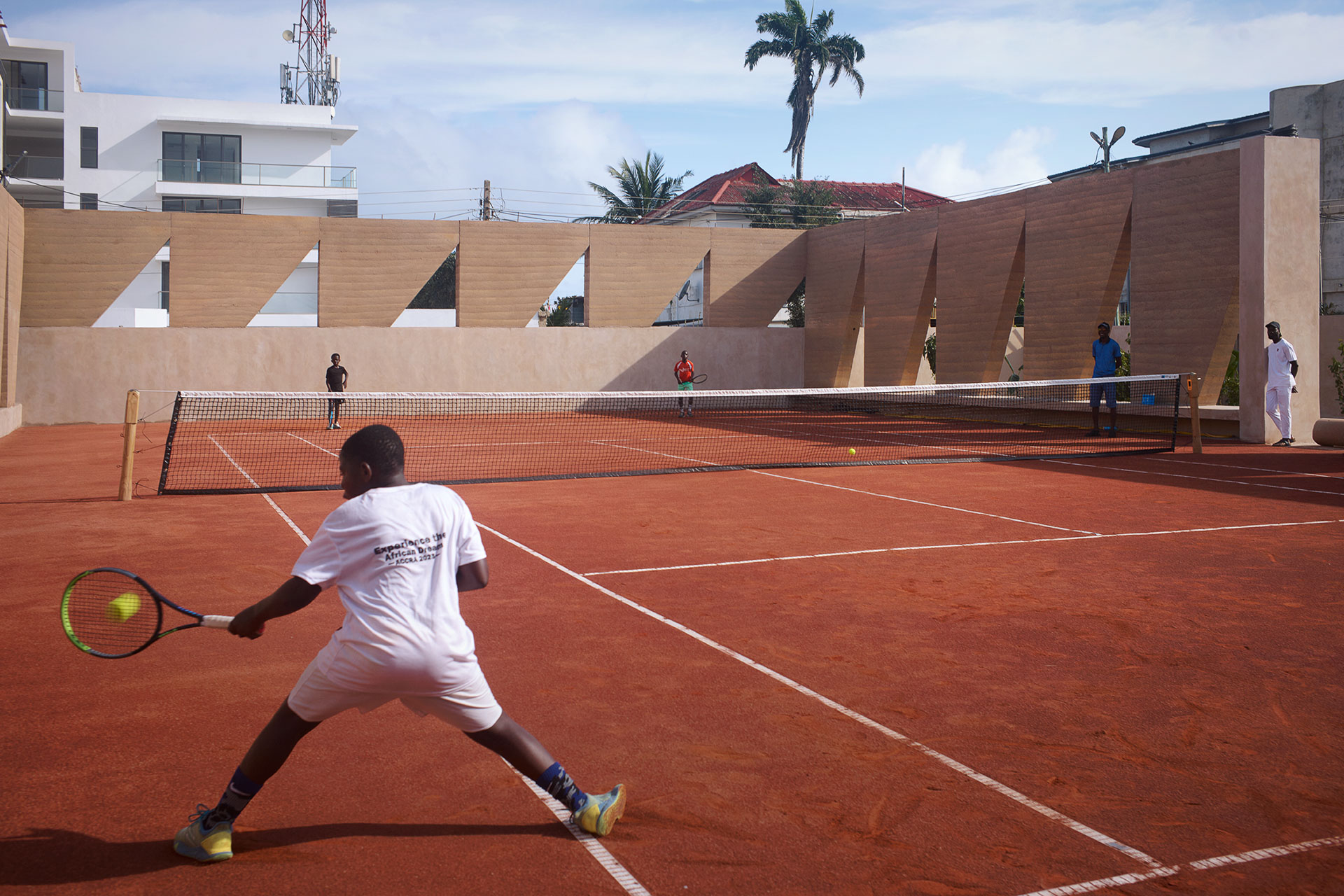 Stampflehm-Tennis in Ghana