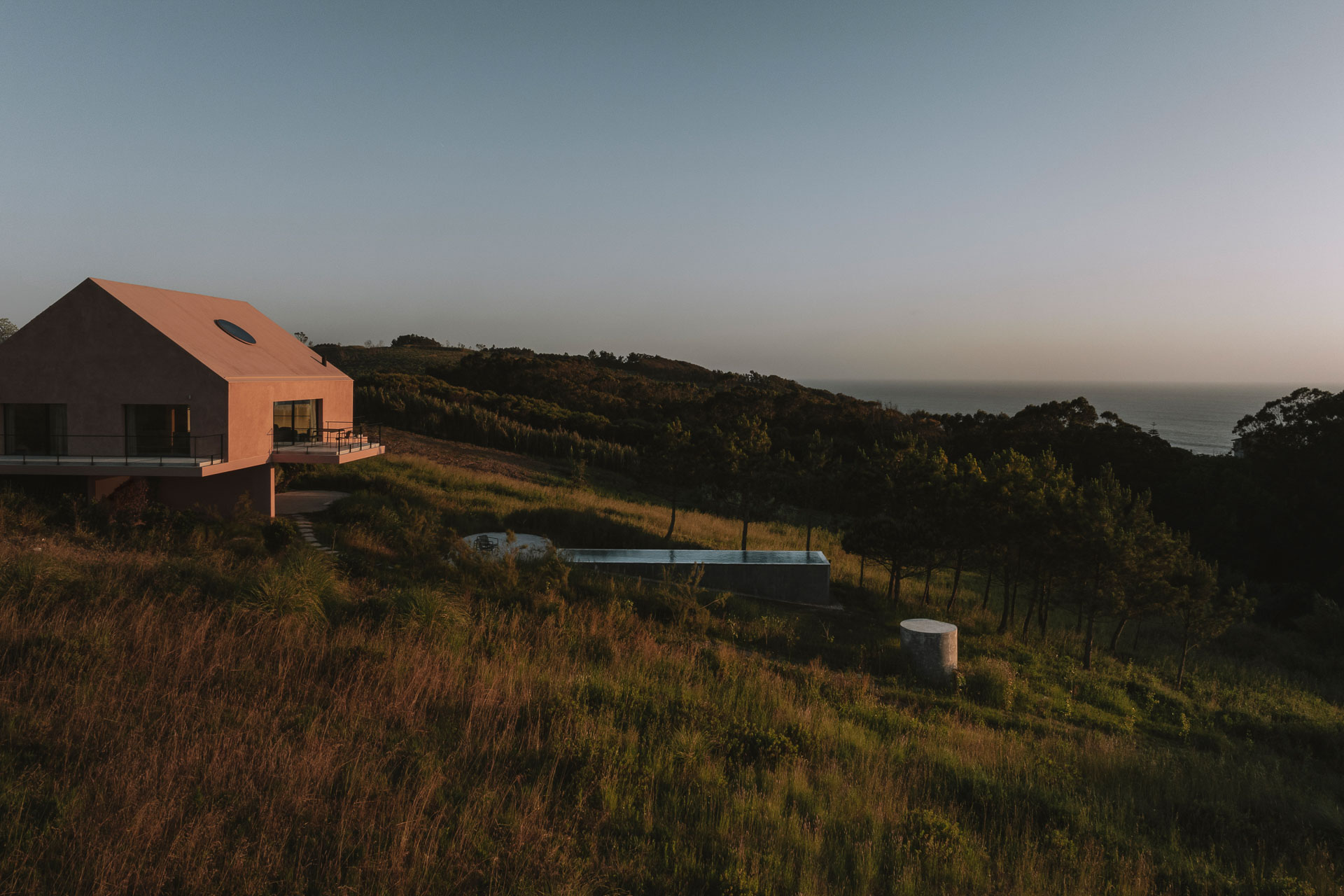 Zwischen Küstenlinie und Tal in Lourinhã liegt das Ferienhaus Casa Plaj von Extra Studio.