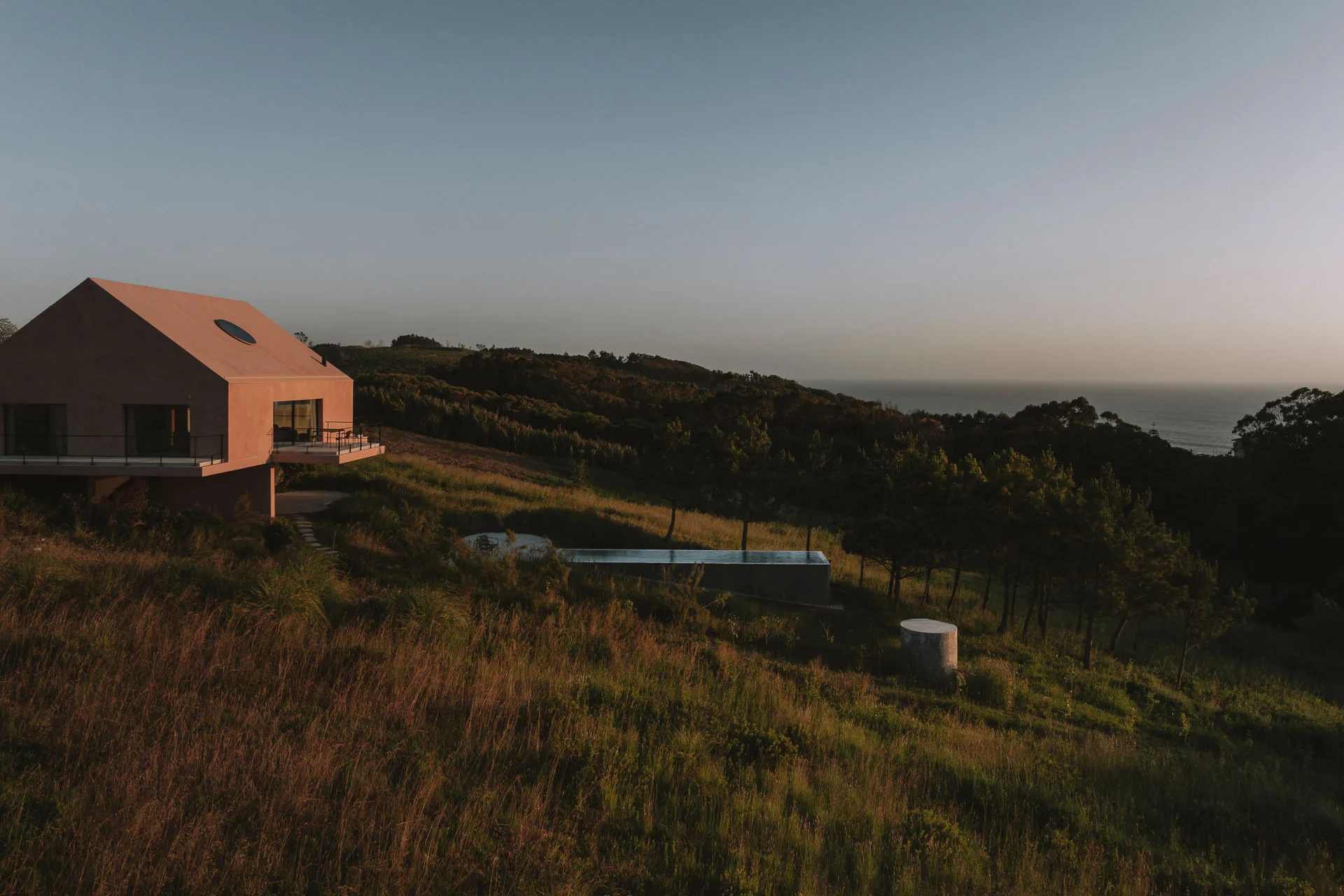 Zwischen Küstenlinie und Tal in Lourinhã liegt das Ferienhaus Casa Plaj von Extra Studio.