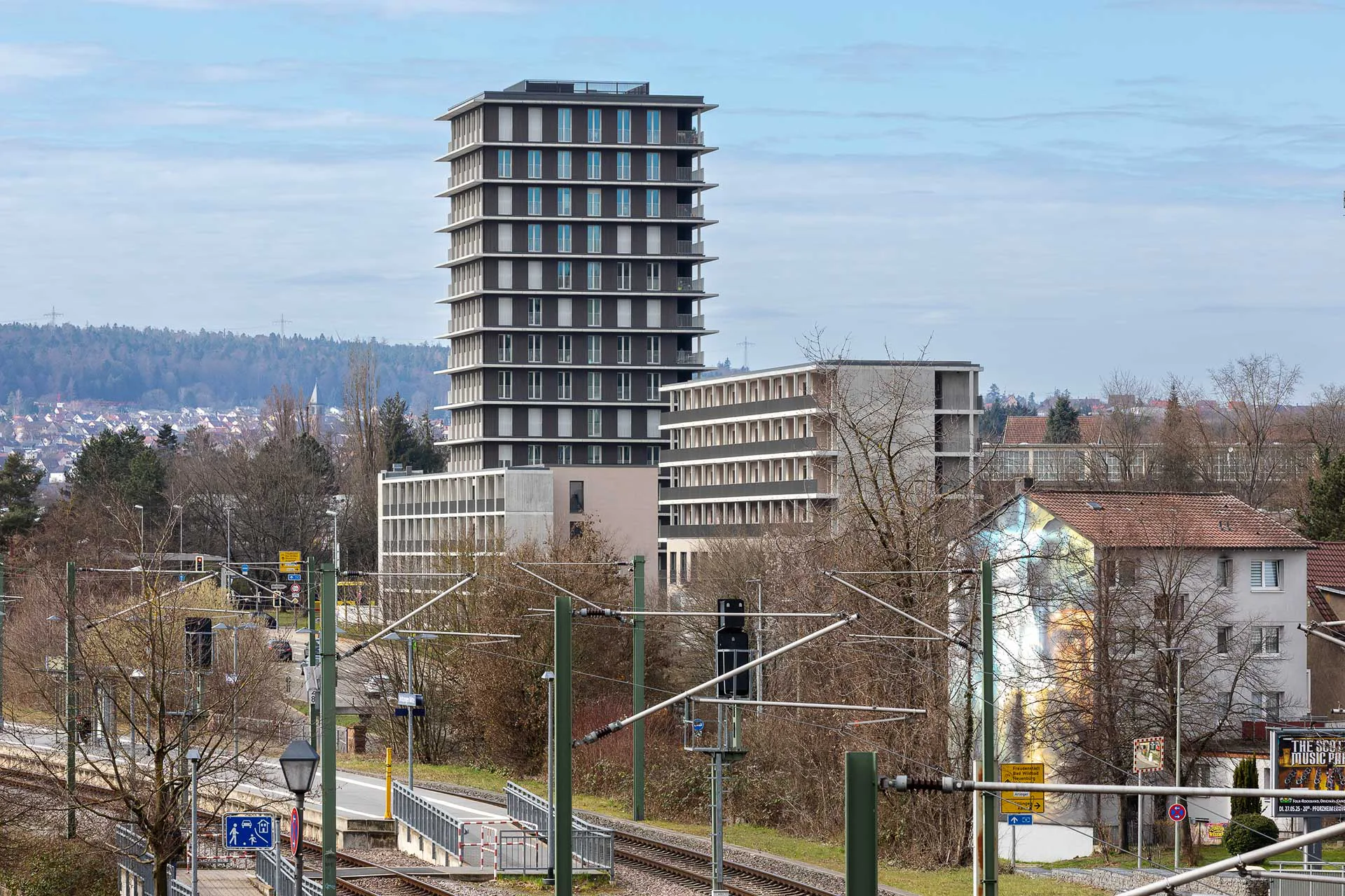 Das Ensemble von Peter W. Schmidt Architekten markiert den westlichen Stadteingang Pforzheims und umfasst das Hochhaus Carl, zwei flankierende Wohnhäuser, Mietwohnungen, eine Kita und eine Bäckerei.