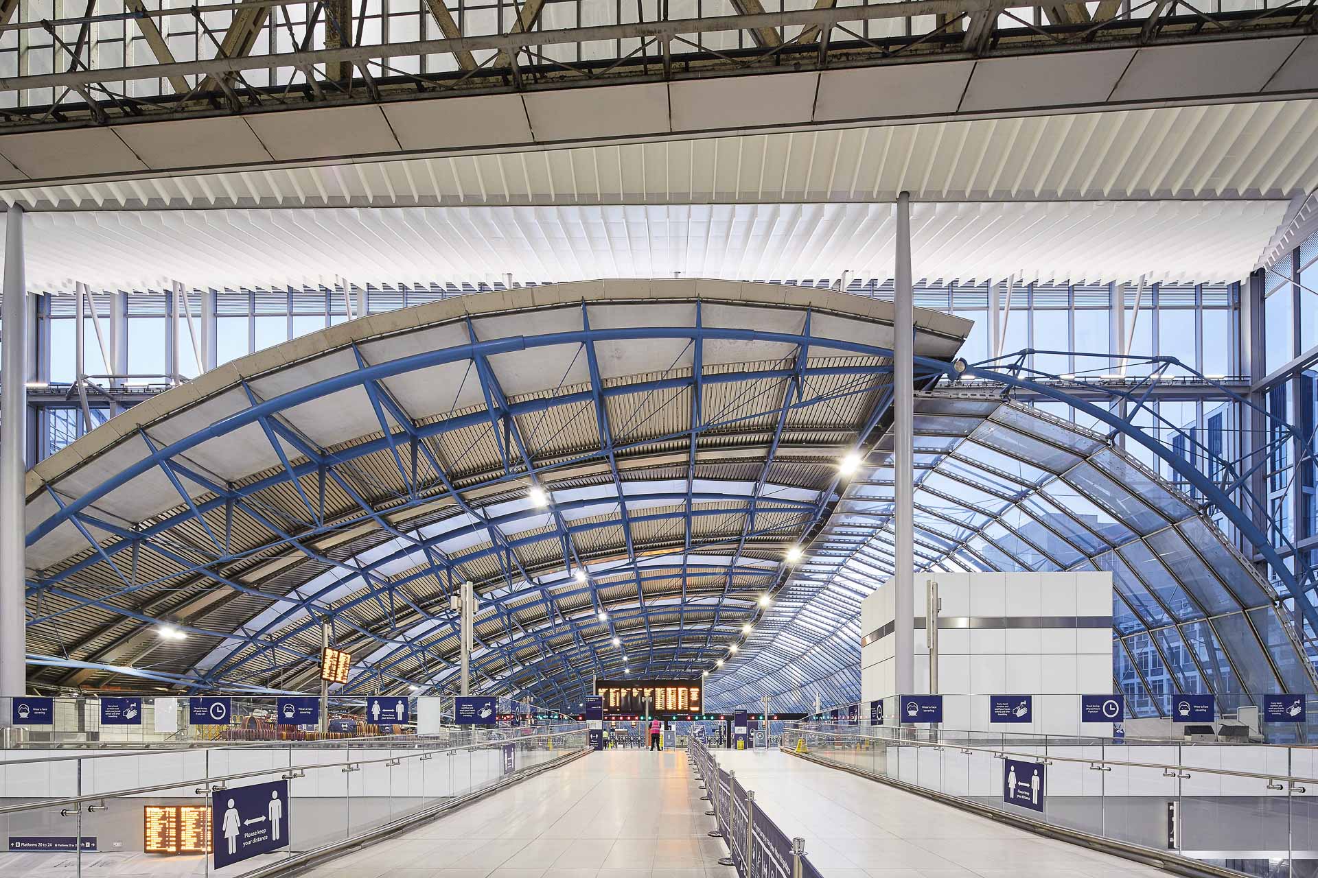 Die ikonische Dachkonstruktion des Bahnhofs von Nicolas Grimshaw wurde geöffnet und die ehemaligen Eurostar-Terminal-Bahnsteige mit dem Bahnhof Waterloo verbunden.