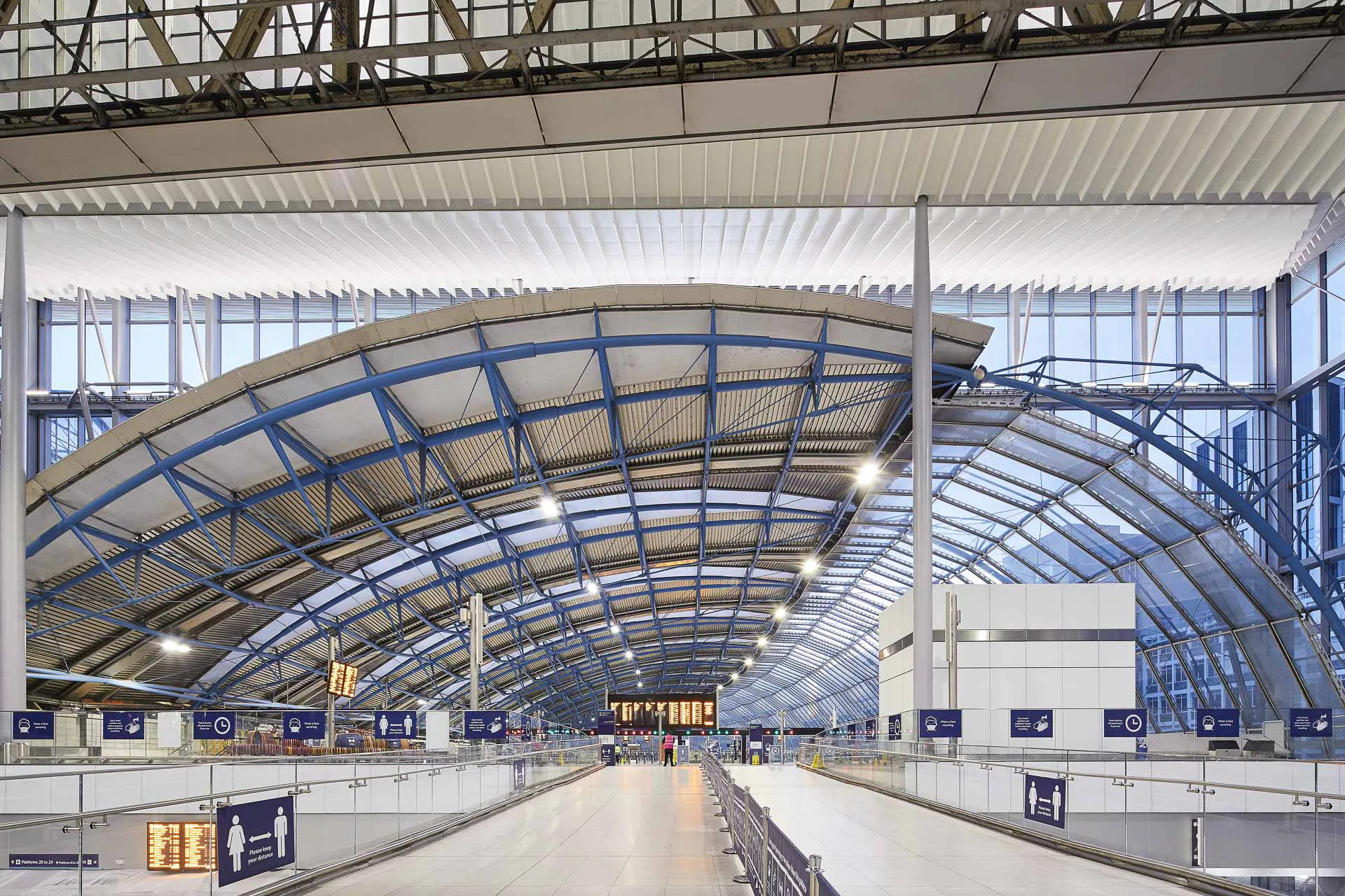 Die ikonische Dachkonstruktion des Bahnhofs von Nicolas Grimshaw wurde geöffnet und die ehemaligen Eurostar-Terminal-Bahnsteige mit dem Bahnhof Waterloo verbunden.